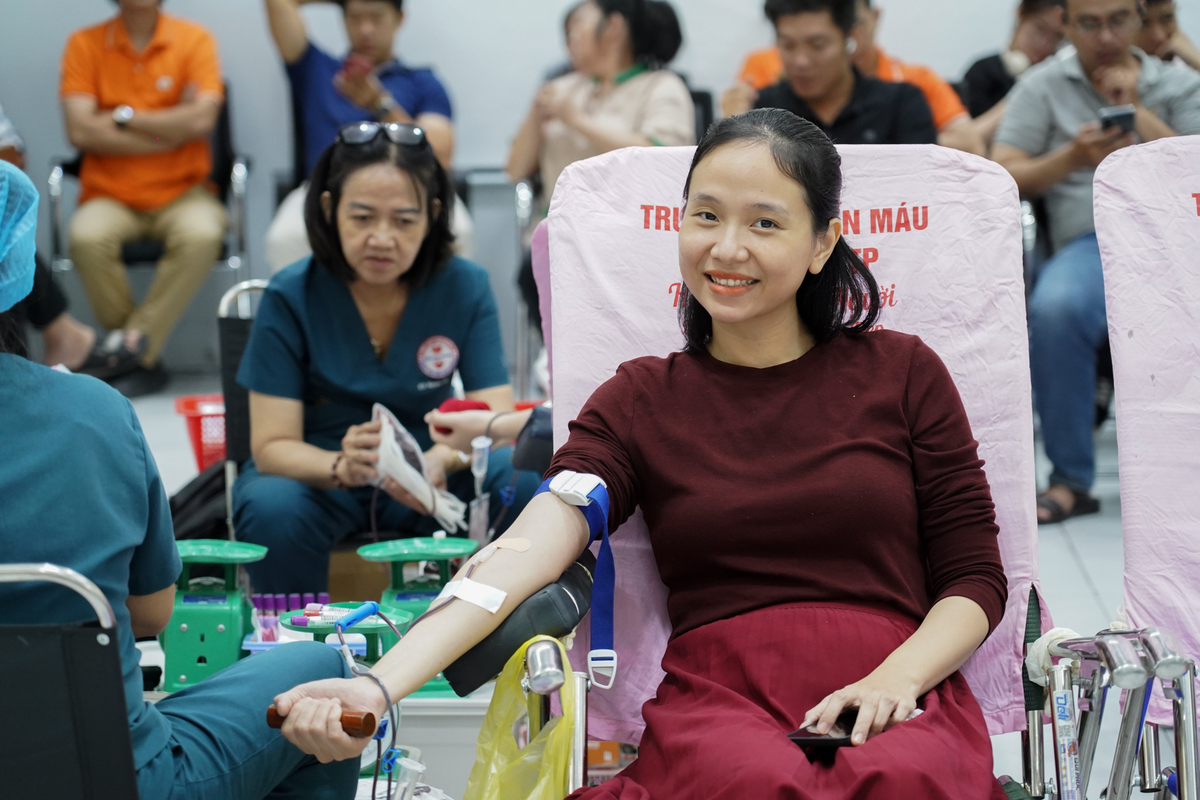 <p class="Normal" style="text-align:justify;"> Để đảm bảo an toàn tối đa cho cả người hiến và người nhận, hoạt động hiến máu tại FPT luôn tuân thủ quy trình chặt chẽ và khoa học, được tổ chức chuyên nghiệp dưới sự phối hợp của các y, bác sĩ từ Trung tâm Hiến máu nhân đạo TP HCM và đội ngũ BTC.</p> <p class="Normal" dir="ltr" style="text-align:justify;"> Chị Nguyễn Thị Quỳnh My &lpar;FPT HO, Tập đoàn FPT&rpar; thường xuyên góp mặt trong hoạt động hiến máu của nhà F. Mỗi lần FPT phát động, chị lại rủ đồng nghiệp tham gia. Chị My nhận ra, mỗi giọt máu được hiến tặng là một món quà vô giá, trao đi hy vọng về sự sống dành cho những người đang cần. “Có sức khỏe thì sẽ trao đi” - chị tâm niệm.</p>
