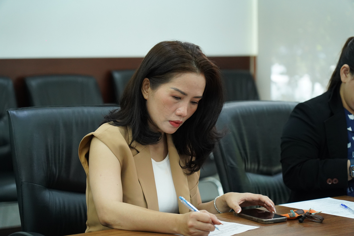 <p class="Normal" dir="ltr" style="text-align:justify;"> Ngay sảnh chính, BTC bố trí phòng đăng ký thông tin. Người FPT được hướng dẫn nhận phiếu, điều các thông tin cần thiết. Đây là bước quan trọng để nắm bắt các thông tin cá nhân và tiền sử bệnh án.</p> <p class="Normal" dir="ltr" style="text-align:justify;"> Chị Nguyễn Thị Ngọc Thanh &lpar;Viễn thông FPT&rpar; chăm chút đọc từng dòng thông tin, kỹ lưỡng điền các nội dung vào giấy. Dù khoảng thời gian chờ từ lúc điền thông tin đến khi hiến máu khá lâu, chị lúc nào cũng hào hứng, tươi tắn vì góp mặt trong hoạt động đầy tính nhân văn.</p>