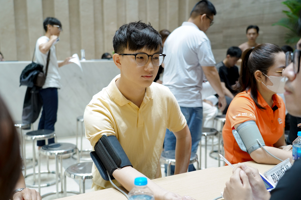 <p class="Normal" style="text-align:justify;"> CBNV được đo huyết áp, nhịp tim và trao đổi nhanh về tình trạng sức khỏe hiện tại để đội ngũ ghi nhận vào phiếu.</p>