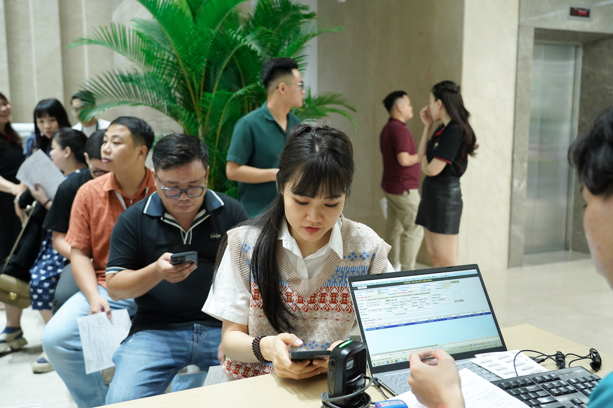 <p class="Normal" dir="ltr" style="text-align:justify;"> Người FPT tiếp tục di chuyển đến khu vực nhập liệu thông tin - hệ thống ghi nhận lịch sử hiến máu và cập nhật các thông tin mới. Phạm Thùy Dương &lpar;Viễn thông FPT&rpar; cẩn thận trao đổi các thông tin với BTC, nghe kỹ các lưu ý từ đội ngũ Trung tâm. Với người FPT, tham gia hiến máu là một hành động tự nguyện và đầy ý nghĩa. Thế hệ trẻ như Thùy Dương càng thấm nhuần về lòng nhân ái và tinh thần "cho đi để nhận lại". Vì thế, chương trình lúc nào cũng nhận được sự chung tay của lớp trẻ nhà F.</p>