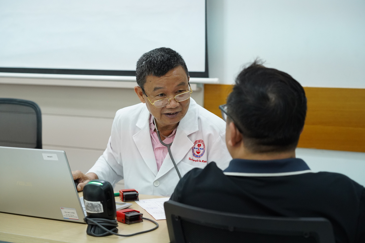 <p class="Normal" style="text-align:justify;"> Bác sĩ tiến hành khám sàng lọc, hỏi thăm tình hình sức khỏe và thời gian nghỉ ngơi của người hiến để đảm bảo đủ điều kiện tham gia.</p>