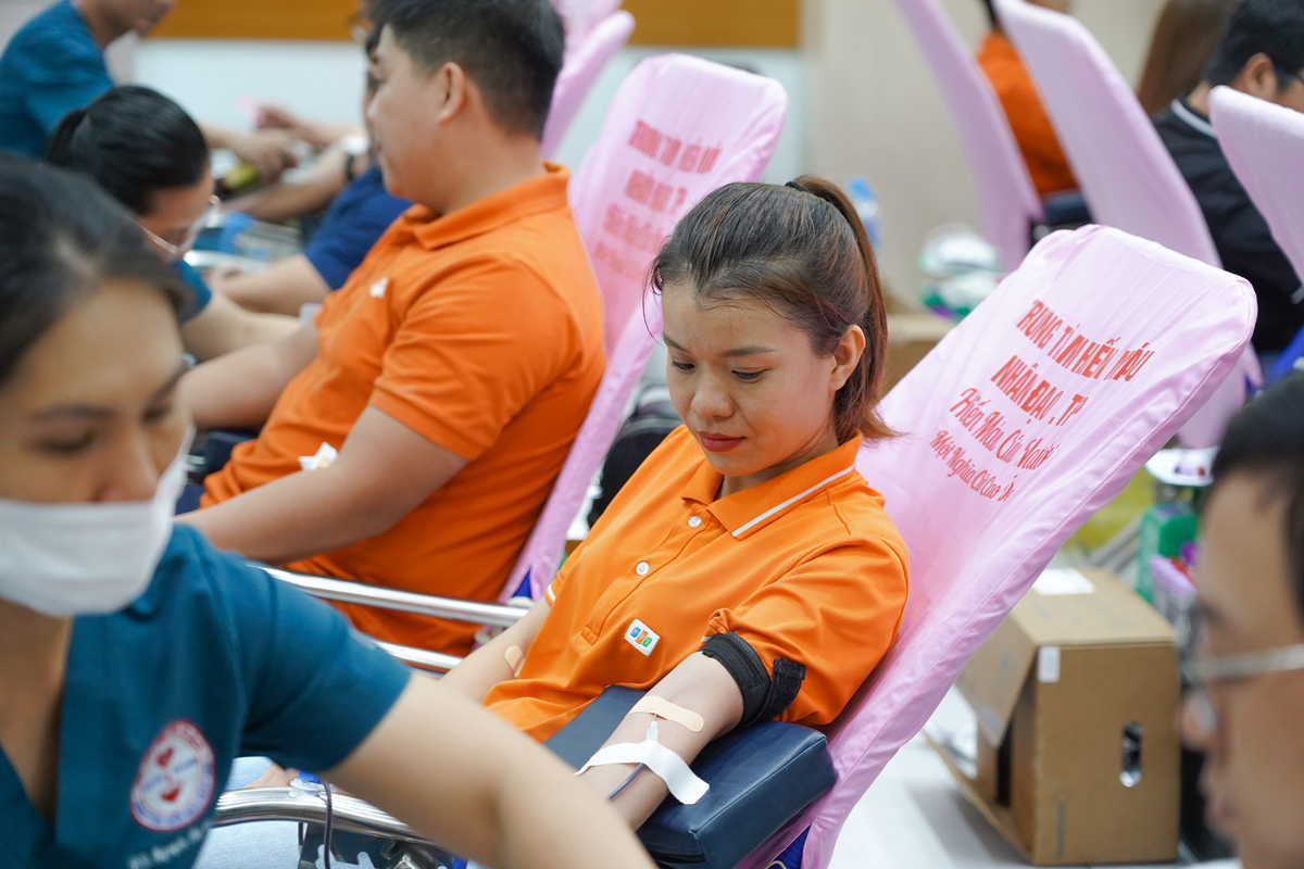 <p class="Normal" dir="ltr" style="text-align:justify;"> Sau khi trải qua hàng loạt quy trình, người tham gia sẽ tiến hành hiến máu. Trong suốt quá trình này, các nhân viên y tế luôn túc trực để hỗ trợ và theo dõi. Mỗi người được phát một quả bóng cao su để bóp nhẹ nhàng, giúp máu lưu thông tốt hơn.</p> <p class="Normal" dir="ltr" style="text-align:justify;"> Chị Huỳnh Thị Quỳnh Như &lpar;Sendo, Tập đoàn FPT&rpar; là một trong những người đến hiến máu sớm nhất và cũng là gương mặt quen thuộc trong hoạt động này. Mỗi lần được kêu gọi, chị đều sắp xếp công việc để tham gia. “Mình hiến sớm trước khi đến giờ làm rồi tranh thủ nghỉ ngơi, tránh tình trạng căng thẳng và mệt trong lúc làm việc” - chị nói.</p>