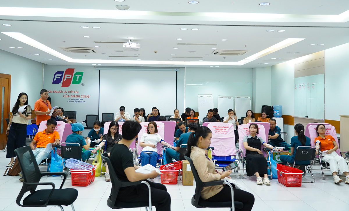 <p class="Normal" dir="ltr" style="text-align:justify;"> Khu vực hiến máu luôn trong tình trạng đông đúc, hàng chờ mỗi lúc một dài nhưng CBNV với tâm thế được trao đi, góp sức cho cộng đồng nên ai cũng vui vẻ chờ đợi. Mọi người trò chuyện, tranh thủ xem công việc và chờ được gọi tên.</p>