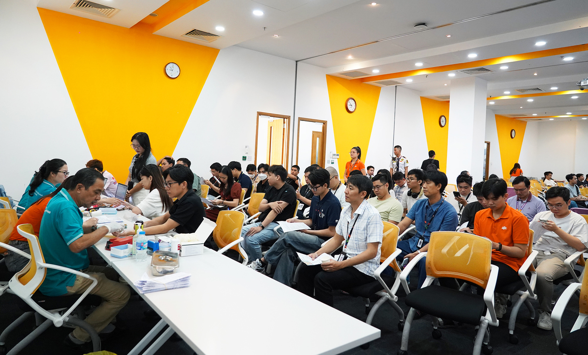 <p class="Normal" dir="ltr" style="text-align:justify;"> Sáng nay, khu vực sảnh tầng trệt tòa nhà F-Town 1 &lpar;Phần mềm FPT&rpar; tấp nập hơn thường lệ. Hoạt động hiến máu nhân đạo tiếp tục diễn ra tại đơn vị. Chưa đầy một tháng kể từ lần hiến máu trước đó &lpar;ngày 15/7&rpar;, Phần mềm FPT tiếp tục hưởng ứng chương trình, sẵn sàng chung tay trao đi “giọt hồng”, góp vào ngân hàng máu quốc gia.</p>