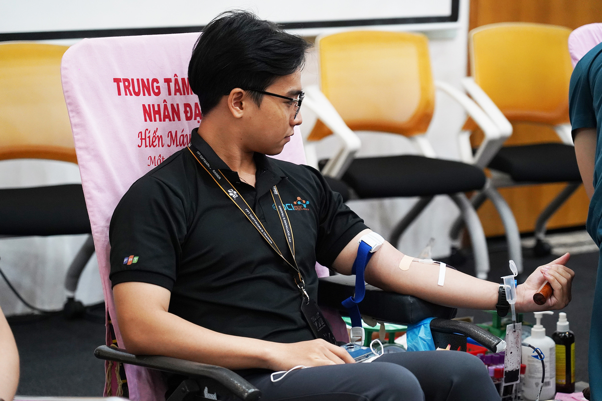<p class="Normal" dir="ltr" style="text-align:justify;"> Không chỉ là một hoạt động giàu tính nhân văn, hiến máu tại FPT dần trở thành một phần trong văn hóa doanh nghiệp. Hoạt động diễn ra định kỳ hàng tháng, thu hút đông đảo CBNV mọi phòng ban, vị trí công việc. Nhiều người chủ động sắp xếp công việc để tham gia, rủ rê thêm đồng nghiệp cùng hưởng ứng.</p> <p class="Normal" dir="ltr" style="text-align:justify;"> Nguyễn Chính Nghiệp &lpar;Phần mềm FPT&rpar; tỏ ra thoải mái trong suốt quá trình hiến. Với CBNV nhà Phần mềm, hoạt động này vẫn thường xuyên diễn ra. Vì vậy, người nhà F có nhiều kinh nghiệm trong việc chuẩn bị sức khỏe và tinh thần mỗi khi được kêu gọi.</p>