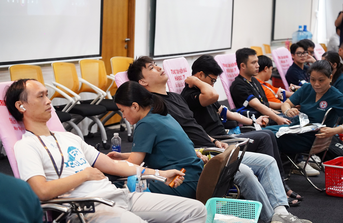 <p class="Normal" dir="ltr" style="text-align:justify;"> Tính từ đầu năm 2025, FPT đã trao đi gần 2.300 đơn vị máu, góp phần không nhỏ vào nguồn máu dự trữ cho các bệnh viện trên cả nước. Đây không chỉ là con số, mà là minh chứng cho tinh thần vì cộng đồng của người FPT - luôn sẵn sàng đóng góp khi cộng đồng cần.</p> <p class="Normal" dir="ltr" style="text-align:justify;"> Hiến máu nhân đạo là lời nhắc về tình yêu thương, sự sẻ chia, luôn chủ động hành động để tạo ra giá trị tích cực cho cộng đồng. Khi trao đi một giọt máu là người F đang trao đi hy vọng, niềm tin và sự sống cho người cần.</p>