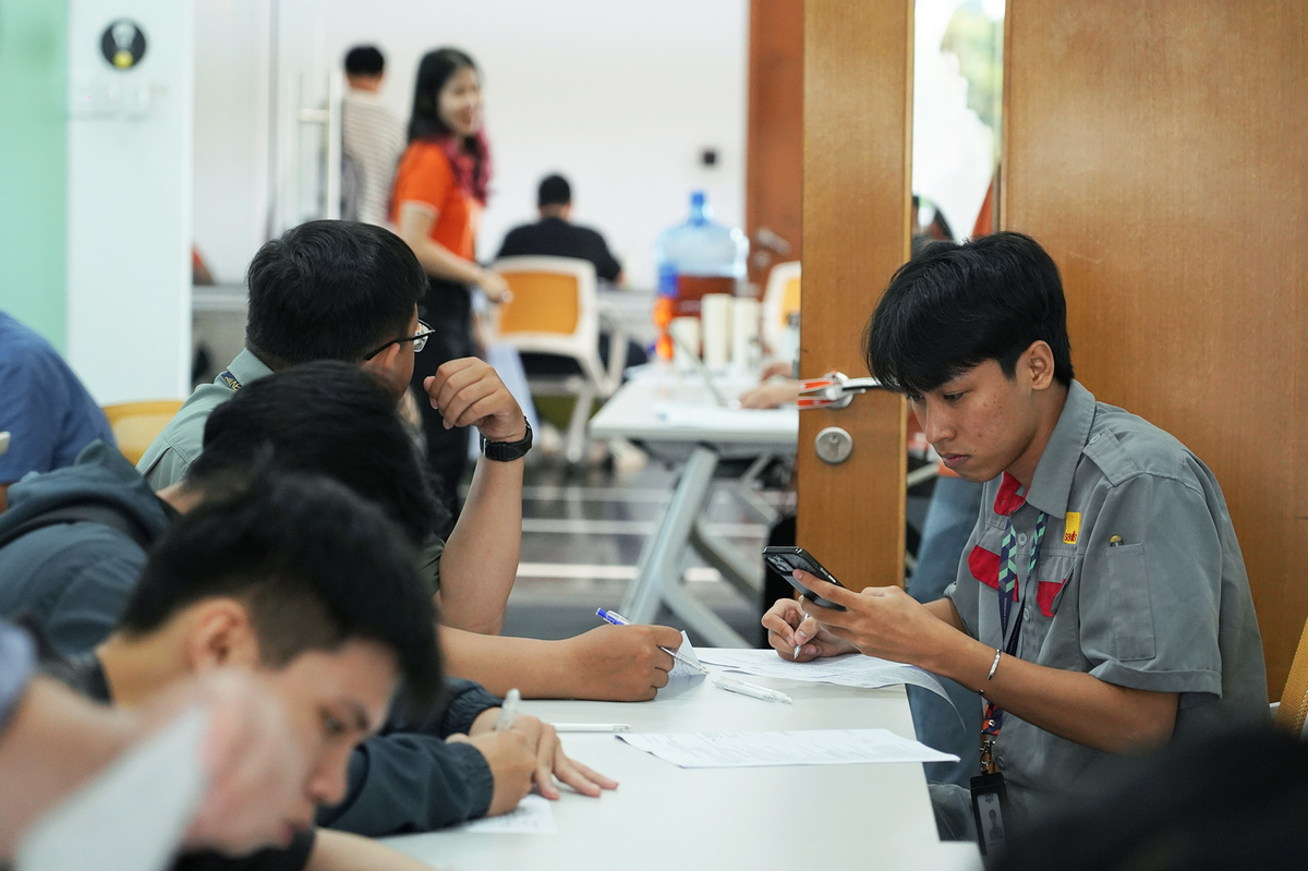 <p class="Normal" dir="ltr" style="text-align:justify;"> Ngay khi bàn đăng ký mở cửa, CBNV đã xếp hàng, hoàn tất thủ tục khai báo sức khỏe. Ban tổ chức bố trí 3 bàn dài tại khu vực này để CBNV không phải chờ lâu. Huỳnh Quốc Huy &lpar;Phần mềm FPT&rpar; cẩn thận điền thông tin cá nhân vào phiếu và di chuyển đến khu vực tiếp theo.</p>