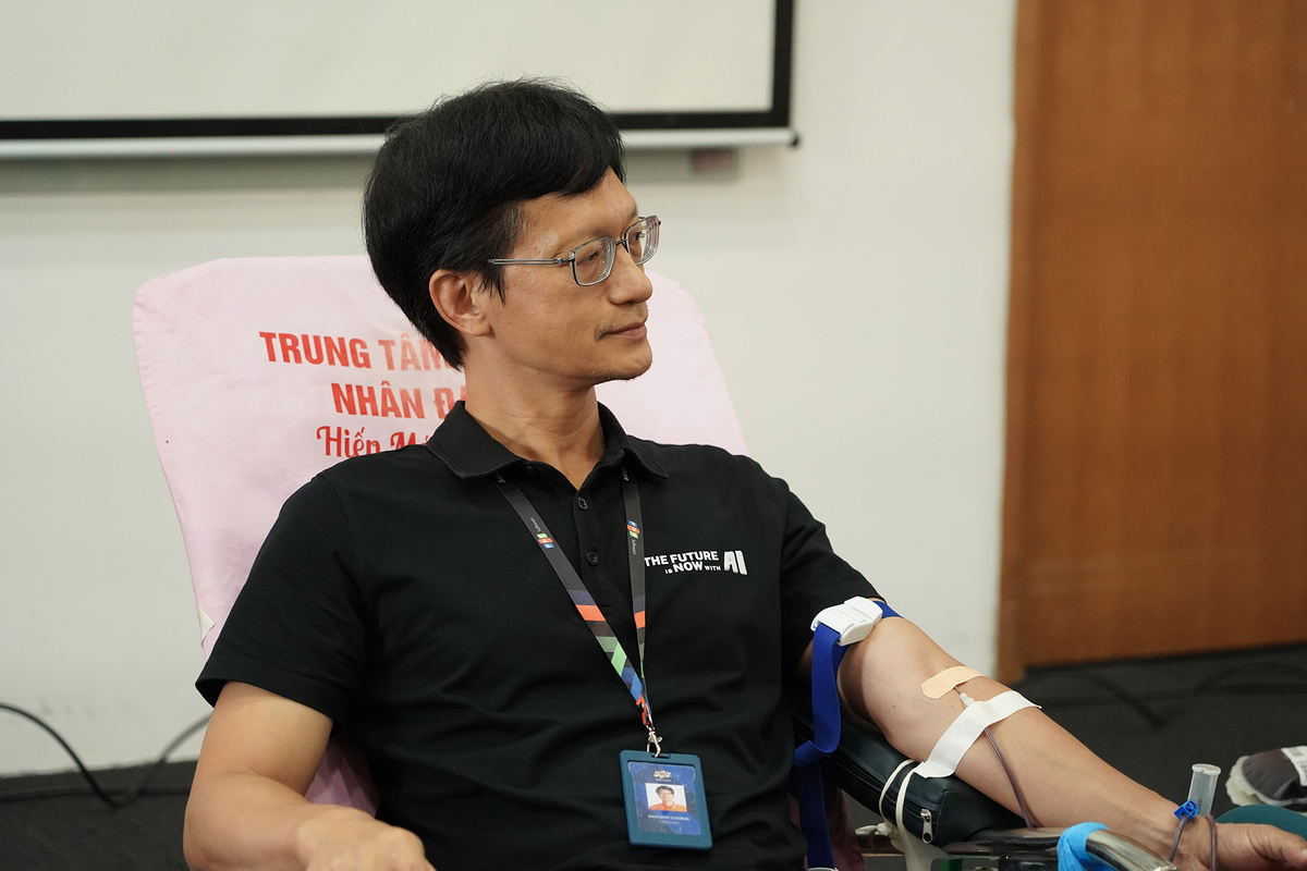 <p class="Normal" dir="ltr" style="text-align:justify;"> Giám đốc Chuyển đổi số và Công nghệ Phần mềm FPT Đào Duy Cường vẫn hay góp mặt trong các hoạt động thiện nguyện nhà F, trở thành gương mặt thường xuyên của hoạt động hiến máu. Mỗi khi nhận được kêu gọi từ đơn vị, anh lại sắp xếp thời gian để làm một việc ý nghĩa cho cộng đồng.</p>