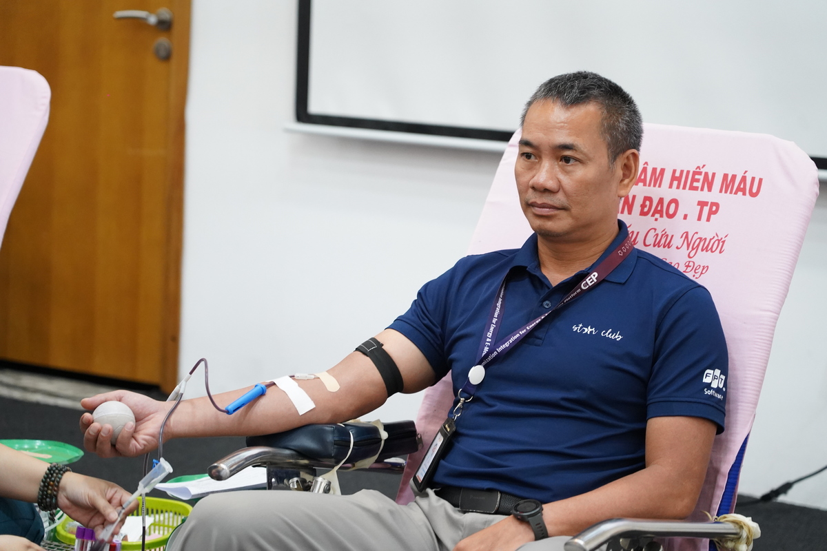 <p class="Normal" dir="ltr" style="text-align:justify;"> Hoạt động lần này cũng ghi nhận nhiều lãnh đạo nhà Phần mềm tham gia. Dù bận rộn với công việc nhưng cấp quản lý, lãnh đạo vẫn có mặt sớm, kiên nhẫn với hàng chờ khá dài để trao đi những giọt máu nghĩa tình.</p> <p class="Normal" dir="ltr" style="text-align:justify;"> Ảnh: Anh Lê Thanh Nhàn - Giám đốc Công nghệ FPT Malaysia kiêm Giám đốc Triển khai Toàn cầu đơn vị CEP &lpar;Phần mềm Chuyên ngành Năng lượng&rpar; tham gia hiến máu.</p>