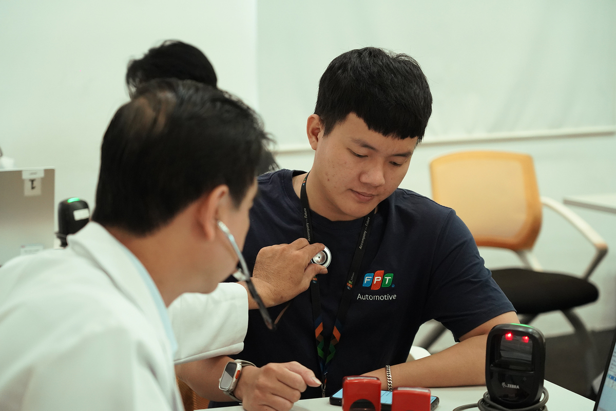 <p class="Normal" style="text-align:justify;"> Tại bàn khám sàng lọc, bác sĩ tư vấn và thăm khám sức khỏe cho CBNV. Nguyễn Văn Lân &lpar;Phần mềm FPT&rpar; tươi tắn trong suốt quá trình tham gia. Khi được bác sĩ hỏi han về tình trạng sức khỏe, anh trả lời rành mạch, tự tin. Người FPT vẫn dành nhiều sự quan tâm cho sức khỏe bản thân dù bận rộn với công việc, để mỗi khi được kêu gọi đều có sức khỏe sẵn sàng, góp mặt trong hoạt động ý nghĩa này.</p>