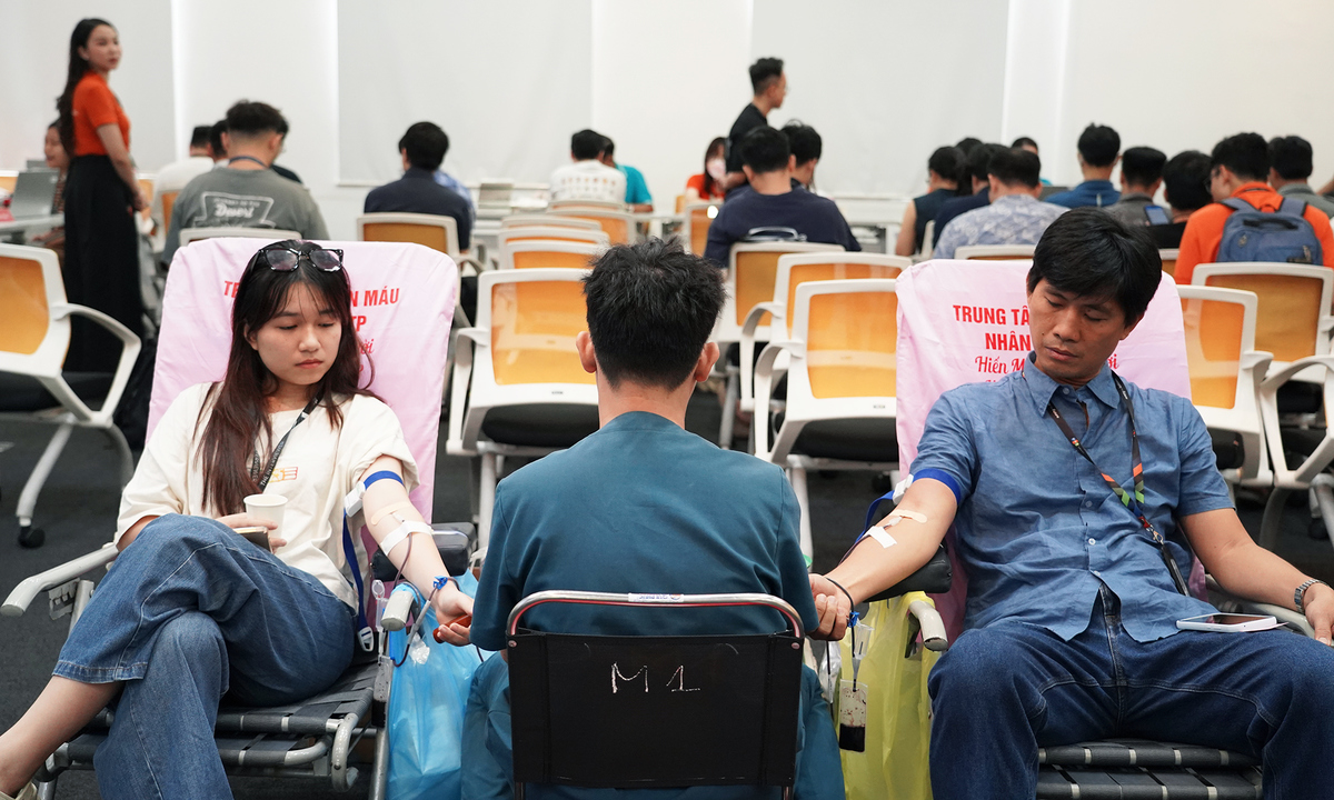 <p class="Normal" style="text-align:justify;"> Ở khu vực hiến máu, các tình nguyện viên nhanh chóng vào vị trí, nghe nhân viên y tế hướng dẫn và bắt đầu quy trình. Chỉ sau khoảng 7-10 phút kể từ khi ngồi vào ghế hồng, những túi máu đủ tiêu chuẩn được niêm phong. Mỗi đơn vị máu sẽ góp phần trao đi sự sống cho người bệnh.</p>