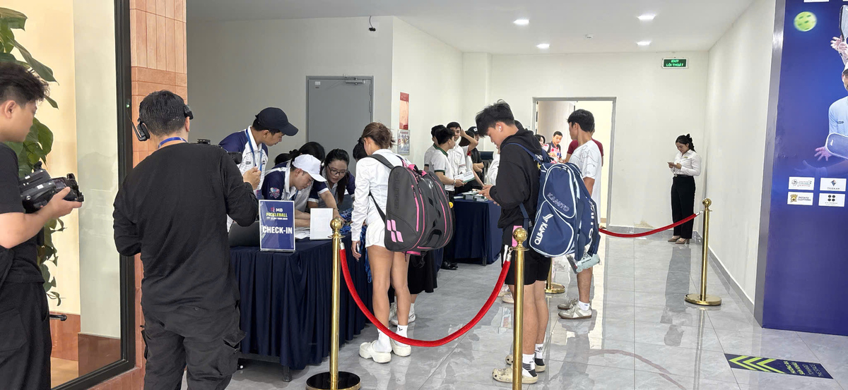 <p class="Normal" style="text-align:justify;"> Giải đấu pickleball D-Joy Tour được tổ chức tại khu vực TP. HCM, quy tụ hàng loạt các tay vợt đẳng cấp quốc gia và quốc tế, trở thành một trong những sự kiện thể có tiếng trong khu vực. Đây là giải đấu FPT tiến hành đưa các VĐV pickleball xuất sắc đại diện Tập đoàn tham dự các giải đấu uy tín nhằm giao lưu chuyên môn mà còn và mang màu cờ sắc áo FPT vươn xa trên bản đồ thể thao phong trào.</p>