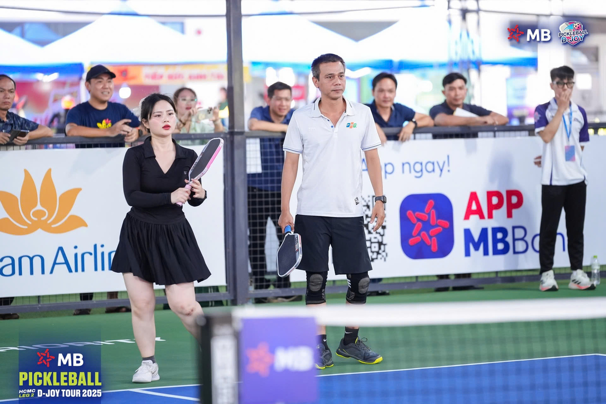 <p class="Normal" style="text-align:justify;"> Toàn bộ cặp đôi nam nữ của giải đều tham gia thi đấu trong ngày đầu tiên. Trong đó, FPT nổi bật với cặp đôi nam nữ, VĐV Hồ Vĩnh Phúc & Nguyễn Hồng Loan Thảo đến từ FPT IS thành công lọt vào vòng tứ kết sau 2 trận thắng liên tiếp.</p>