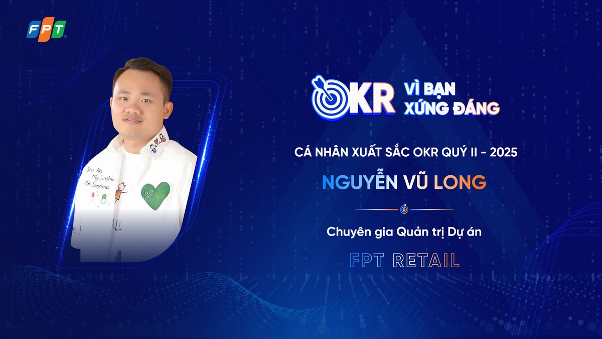 <p class="Normal" style="text-align:justify;"> <strong>Nguyễn Vũ Long - Chuyên gia Quản trị Dự án thuộc nhà Bán lẻ </strong>được giao triển khai hàng loạt sáng kiến công nghệ chiến lược chưa từng có tiền lệ tại đơn vị, gồm: chuyển đổi tổng đài Telco toàn công ty, xây dựng hệ thống chat khách hàng mới, hợp tác với cơ quan chính phủ, triển khai blockchain trong đơn hàng online và thử nghiệm AI Agent. Tất cả diễn ra song song, đòi hỏi anh và team dự án phải vừa đảm bảo tiến độ, chất lượng, vừa tuân thủ pháp lý trong điều kiện vận hành liên tục.</p> <p class="Normal" style="text-align:justify;"> Bằng nỗ lực không biết mệt mỏi, dự án tổng đài Telco đã được anh và team chuyển đổi 100% đúng tiến độ mà không gián đoạn vận hành, góp phần tăng hiệu quả quản trị chi phí và vận hành mạng lưới Telco toàn hệ thống nhà Bán lẻ. Các dự án khác cũng được team triển khai hiệu quả: nền tảng chat ứng dụng AI giúp nâng trải nghiệm khách hàng, giảm tải nhân lực; 100% đơn hàng online minh bạch qua blockchain, nâng cao niềm tin với khách hàng; AI Agent đạt độ chính xác >90% các kịch bản mẫu, giúp đặt nền móng cho việc tự động hóa quy trình, giảm tải vận hành thủ công. Với dự án hợp tác cùng các cơ quan Chính phủ, team hoàn thành 100% mốc pháp lý và tiến độ theo quy định giúp tạo nền tảng pháp lý vững chắc cho các hoạt động mở rộng, dữ liệu số hóa, kết nối dữ liệu với cơ quan nhà nước.</p> <p class="Normal" style="text-align:justify;"> Với từng dự án, Long đều có cách triển khai riêng, cách làm sáng tạo để tối ưu hóa hiệu quả trong thực tiễn. Đơn cử như với dự án chuyển đổi hệ thống Telco Tổng đài toàn công ty, anh không chỉ xây dựng roadmap chi tiết, tổ chức đào tạo nội bộ, mà còn thiết lập kênh phản hồi nhanh để xử lý rủi ro, nâng cao tính chủ động của từng cá nhân. Với dự án AI Agent, anh tiên phong thử nghiệm công nghệ mới, tạo “AI café” để cả đội cùng học hỏi và tiếp sức cho tinh thần đổi mới. Ngoài ra, team cũng chủ động phối hợp với các bộ phận như vận hành thương mại điện tử, chăm sóc khách hàng, nhân sự để thiết kế kịch bản sát thực tế nhất.</p>