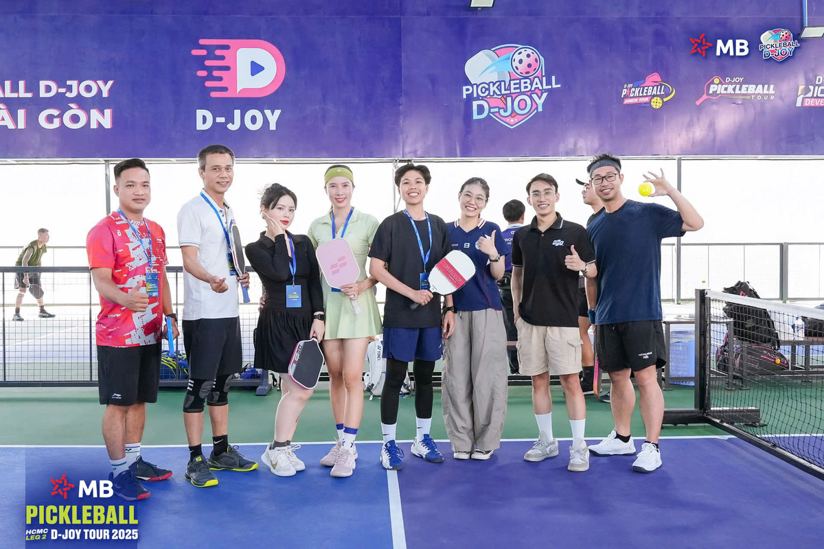 <p class="Normal" style="text-align:justify;"> Đoàn Pickleball FPT tham gia với 18 cặp VĐV tới từ các đơn vị thành viên như nhà Phần mềm &lpar;3 cặp&rpar;, nhà Viễn thông &lpar;4 cặp&rpar;, nhà Giáo dục &lpar;3 cặp&rpar;, FPT IS &lpar;4 cặp&rpar;, FPT Smart Cloud &lpar;2 cặp&rpar; và Synnex FPT &lpar;2 cặp&rpar;, ở hai nội dung Đôi nam và Đôi nam nữ. Trong đó, nhiều VĐV đã có thành tích tại các giải pickleball nội bộ của FPT.</p>