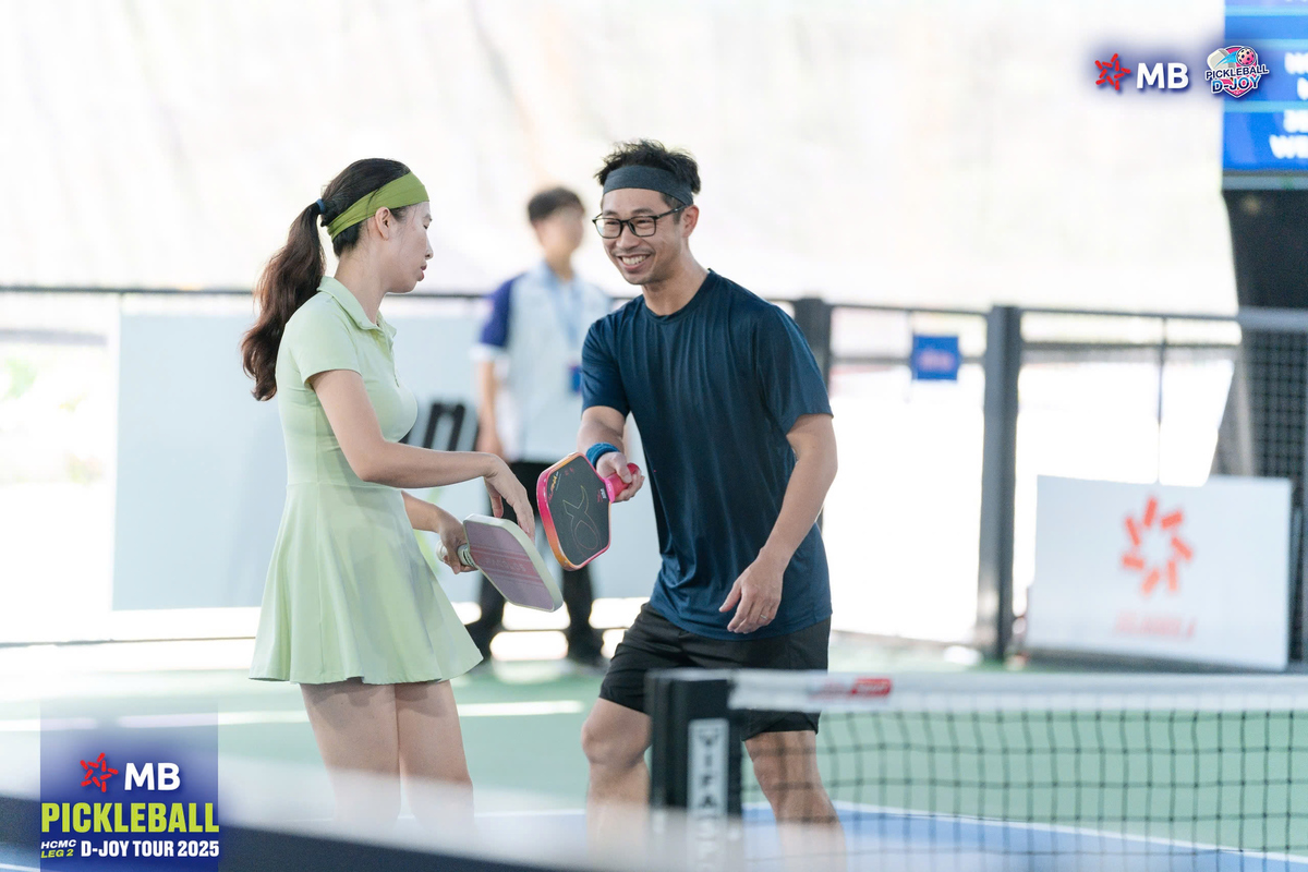 <p class="Normal" style="text-align:justify;"> Trải qua nhiều trận đấu hấp dẫn, căng thẳng và đầy kịch tính tại PICKLEBALL D-JOY 2025, các VĐV FPT đã thể hiện tinh thần thi đấu máu lửa, sự gắn kết đồng đội, ý chí không bỏ cuộc và màu cờ sắc áo FPT bất kể đối thủ là các tuyển thủ chuyên nghiệp. </p>