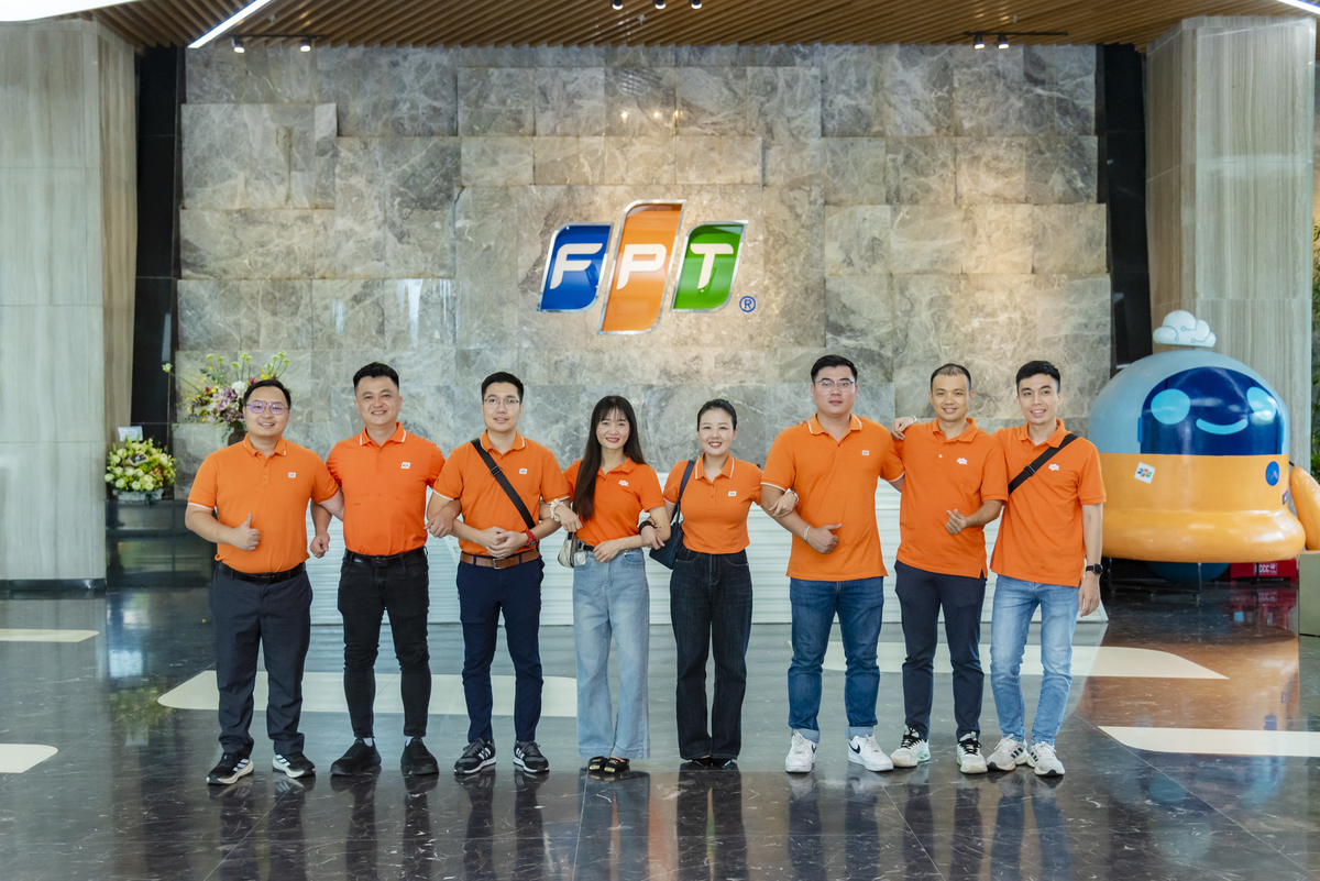 <p class="Normal" style="text-align:justify;"> Chuyến tham qua đến tư gia Phó Chủ tịch HĐQT FPT Bùi Quang Ngọc là phần thưởng đặc biệt dành cho Top 13 FPT Under 35 năm nay. </p>