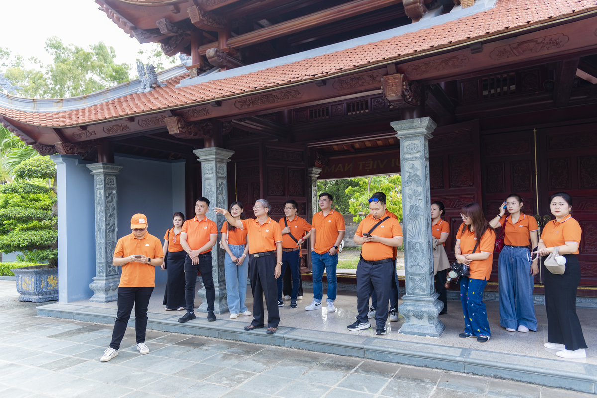 <p class="Normal" style="text-align:justify;"> Khởi hành từ trưa ngày 22/8, đoàn bước vào hành trình tràn ngập niềm vui và tiếng cười. Điểm đến đầu tiên là Nhà thờ tổ họ Bùi, nơi anh Bùi Quang Ngọc đã chờ sẵn để tiếp đón.</p>