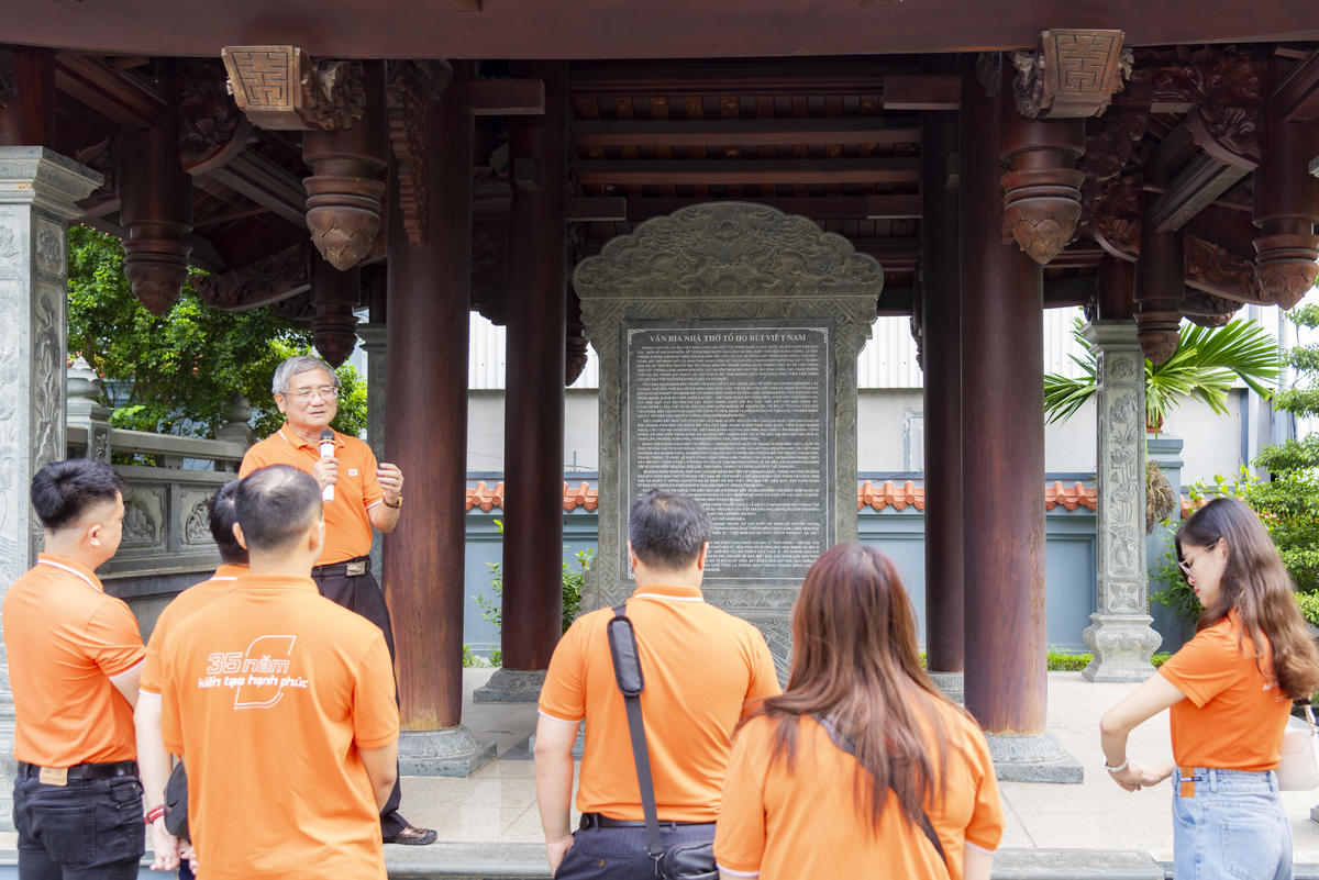 <p class="Normal" style="text-align:justify;"> Anh Ngọc giới thiệu, Nhà thờ tổ họ Bùi được khởi công vào năm 2021, giữa thời điểm đại dịch Covid đang hoành hành, và đến tháng 11 năm 2022, nơi đây đã chính thức hoàn thành, cùng sự góp sức của hàng ngàn người trong Bùi Tộc từ khắp mọi nơi trên tổ quốc, trong đó có cả những người thuộc họ Bùi tại FPT.</p> <p class="Normal" style="text-align:justify;"> <span>Đoàn được thăm thú từng khu vực trong khuôn viên, bao gồm nhà thờ chính, nhà khách, các bia tiến sĩ và bia danh nhân. Anh Ngọc giới thiệu, ngoài việc được khắc tên trên bia đá, các danh nhân của họ Bùi - những người có công, đóng góp và phát triển văn hóa, nghệ thuật, giáo dục cho đất nước - đều được điêu khắc lên 28 bức tranh bên trong gian chính của nhà thờ.</span></p>