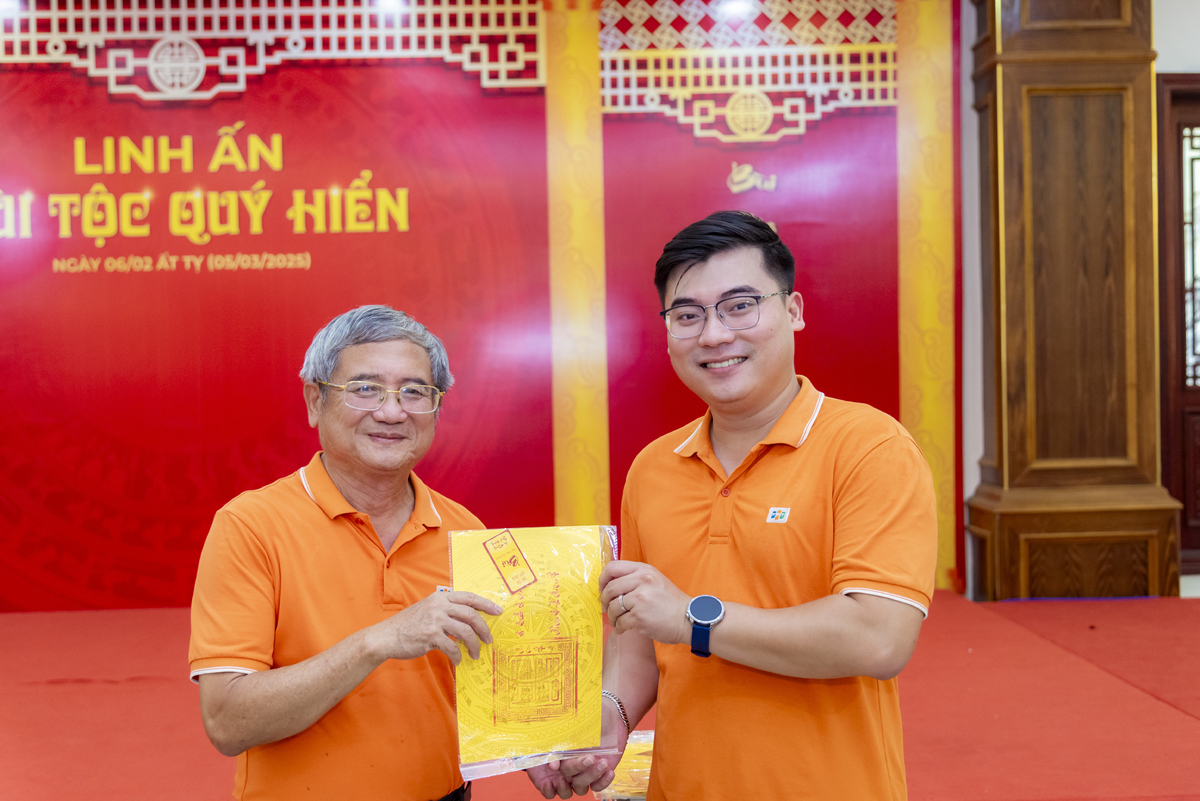 <p class="Normal" style="text-align:justify;"> Bất ngờ khi nhận được ấn của họ Bùi như lời chúc, anh Triệu Quốc Đạt - FPT 13 Under 35 hạng mục Kinh doanh - chia sẻ bản thân vô cùng trân trọng món quà này. “Mình cảm giác như vừa được nhận ‘kim bài’, mình sẽ ép plastic chiếc ấn này và để trên bàn làm việc”.</p>