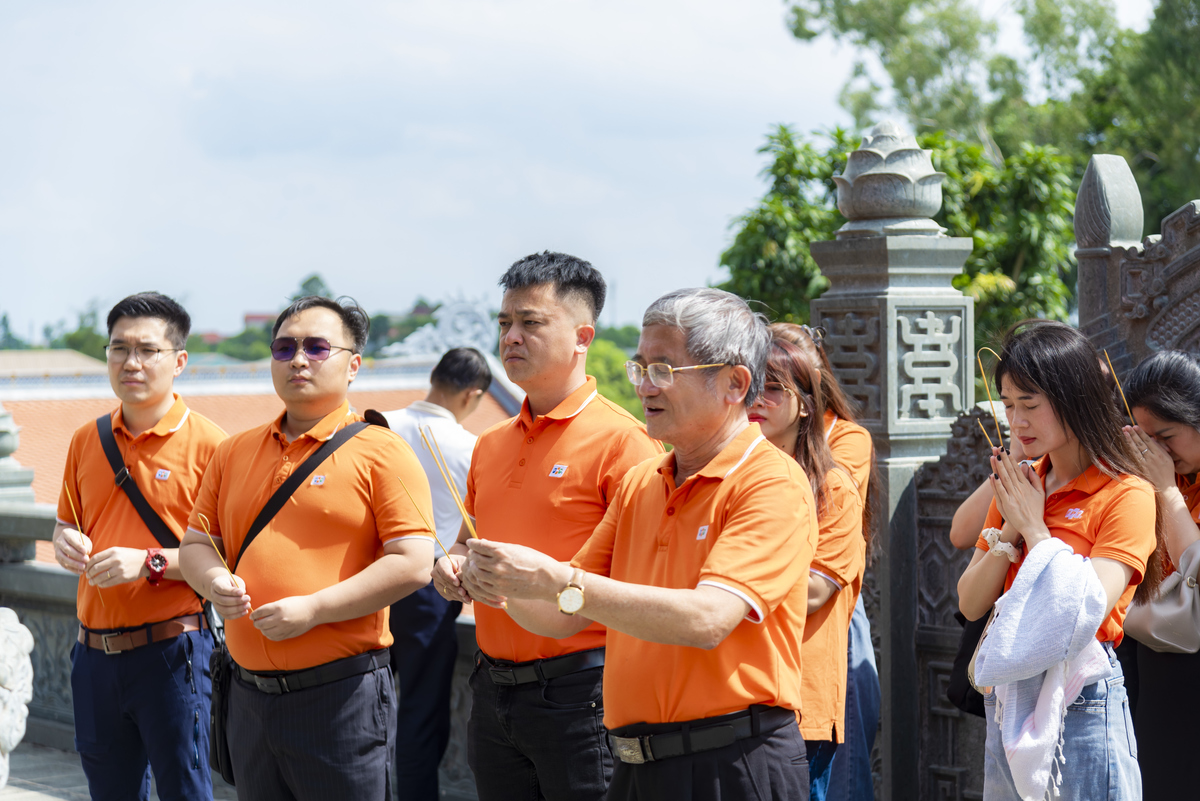 <p class="Normal" style="text-align:justify;"> Anh Bùi Quang Ngọc đại diện Ban quản lý Nhà thờ gửi tặng mỗi thành viên một chiếc ấn riêng của Bùi tộc. Theo anh, chiếc ấn mang ý nghĩa của sự vững mạnh, đoàn kết và sức mạnh trường tồn theo thời gian. Dâng hương trước gian chính của nhà thờ, anh Ngọc cầu chúc toàn bộ người FPT công tác tốt, gặt hái được nhiều thành tích và phát triển lớn mạnh cùng Tập đoàn.</p>