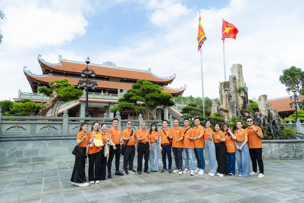 <p class="Normal" style="text-align:justify;"> Nhà truyền thống họ Bùi là địa điểm cuối cùng trước khi kết thúc chuyến tham quan ở địa điểm đầu tiên. Tại đây ghi chép nhiều tư liệu về họ Bùi trong các giai đoạn phát triển của đất nước Việt Nam. Anh Ngọc cùng đoàn chụp ảnh lưu niệm tại cổng khuôn viên nhà thờ.</p>