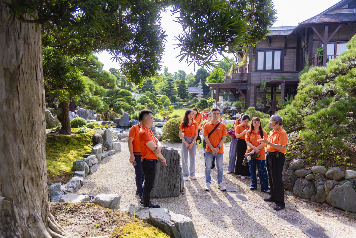 <p class="Normal" style="text-align:justify;"> Điểm đến thứ hai là Biệt thự Sen, nơi anh Ngọc trưng bày rất nhiều tác phẩm điêu khắc bằng đá cùng các loại cây quý mà anh dày công sưu tầm. Các loại cây được anh bố trí và đặt tên theo phong cách “cổ trang”, như cây “vua” thì phải đặt tại chính giữa khuôn viên, xung quanh là các cây “thái tử”, “hoàng hậu”, “quận chúa”…</p>