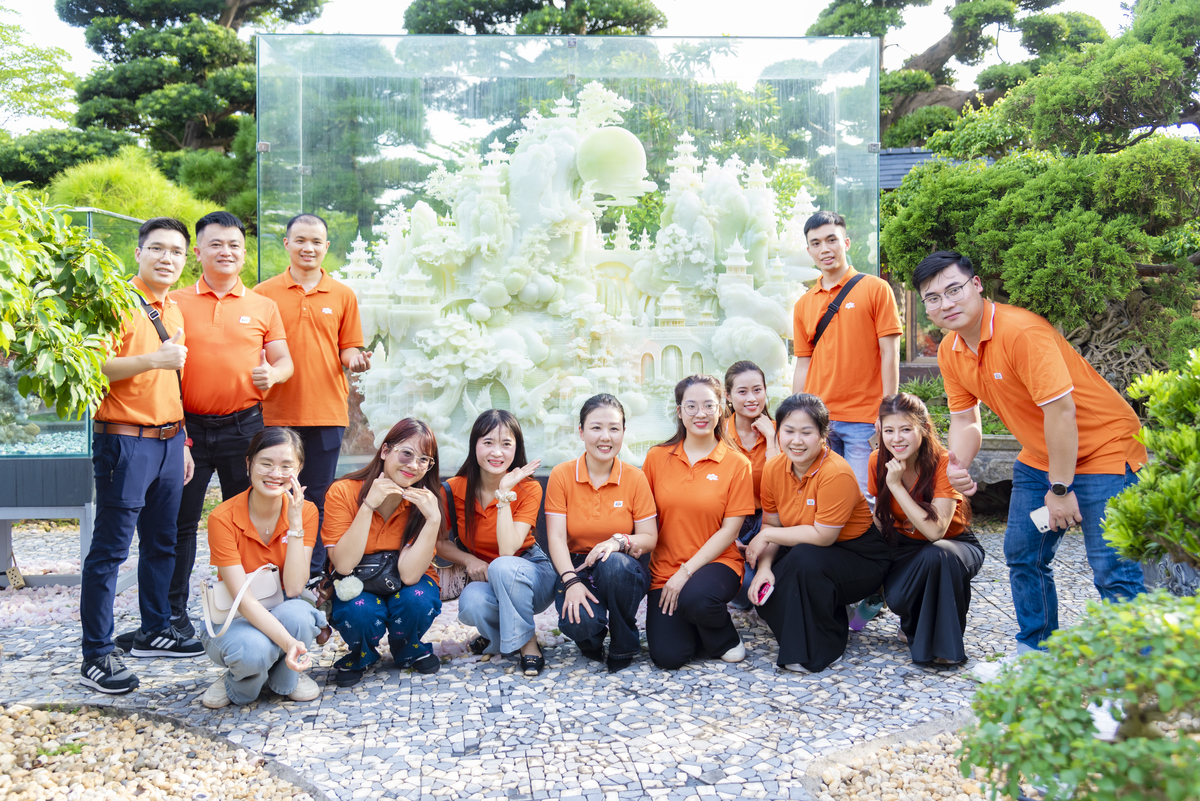 <p class="Normal" style="text-align:justify;"> Phó Chủ tịch FPT còn sưu tầm rất nhiều loại ngọc và đá với đủ loại sắc màu và có nguồn gốc từ khắp nơi trên thế giới. Không chỉ vậy, khuôn viên biệt thự Sen còn được xen kẽ bởi hồ cá mà anh đã nuôi từ lâu, tạo nên tổng thể không gian hài hoà và đẹp mắt. Ấn tượng với đàn cá anh nuôi, chị Lê Thị Ngân - FPT 13 Under 35 hạng mục Vận hành - nhận định anh Ngọc rất “mát tay” trong việc nuôi dưỡng, không chỉ với những cây cối, cá cảnh.</p>