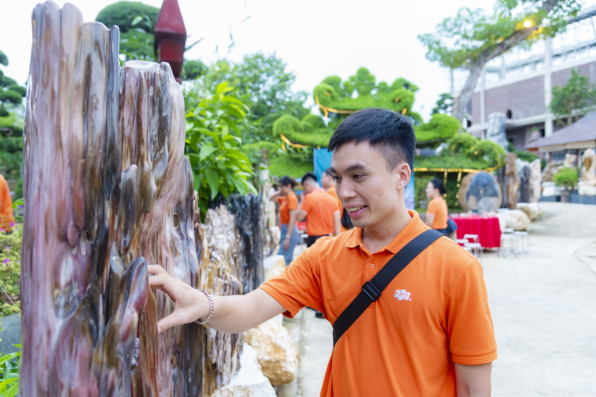 <p class="Normal" style="text-align:justify;"> Vườn Tùng là nơi dừng chân cuối cùng của “tour du lịch” này. Xuyên suốt hành trình thăm tư gia Phó Chủ tịch FPT, mỗi thành viên đều chia sẻ ấn tượng mạnh mẽ với mọi địa điểm, đặc biệt là khả năng dẫn “tour” của anh Ngọc - làm cho mọi vật xung quanh anh đều trở nên vô cùng ý nghĩa.</p>