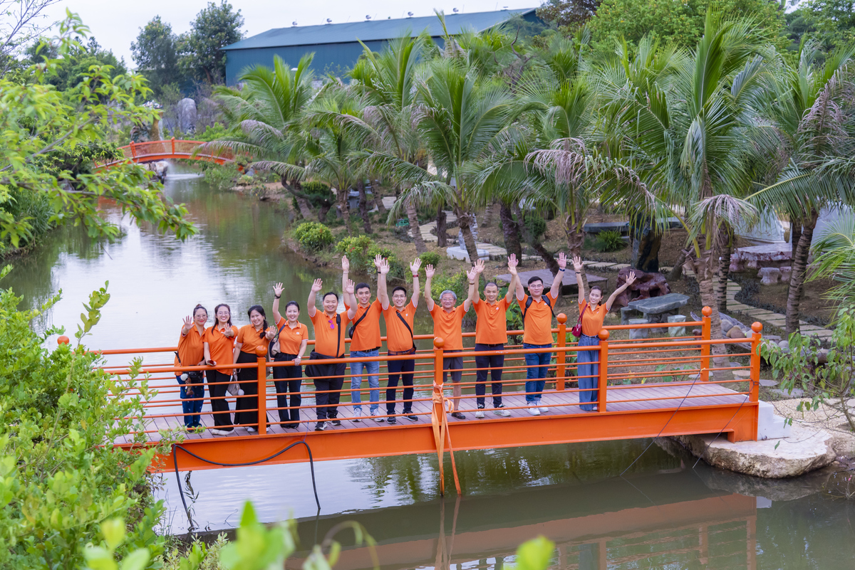 <p class="Normal" style="text-align:justify;"> Chuyến đi khép lại nhưng dư âm còn đọng mãi - không chỉ là kỷ niệm đáng nhớ về một “tour guide” đặc biệt, mà còn là sợi dây kết nối giữa thế hệ lãnh đạo đi trước và lớp trẻ kế cận. Với hành trang là niềm tự hào, cảm hứng và tinh thần đoàn kết, các thành viên FPT 13 Under 35 tự nhắn gửi sẽ viết tiếp câu chuyện của mình và truyền lửa tới người trẻ FPT.</p>