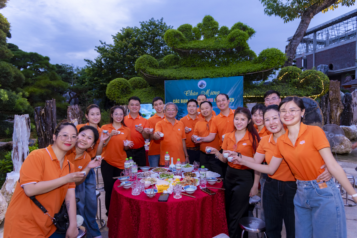 <p class="Normal" style="text-align:justify;"> Bữa tiệc đầm ấm được tổ chức tại chính giữa khuôn viên Vườn Tùng, mang đến cảm giác ấm áp và thân thiện. Anh Ngọc khai tiệc bằng lời chúc mừng tới chương trình FPT 13 Under 35 diễn ra thành công tốt đẹp, tiếp tục phát huy truyền thống tiếp tục tìm kiếm nhân tài cho FPT.</p>