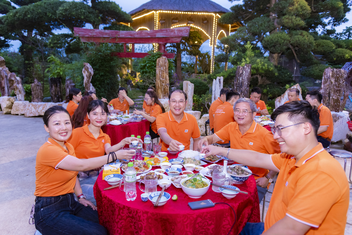 <p class="Normal" style="text-align:justify;"> Anh Ngọc nhận định, bên cạnh các hoạt động tìm kiếm nhân tài, việc mở rộng mạng lưới, kết nối là điều quan trọng đối với các lãnh đạo trẻ FPT. Ngay sau đó, các thành viên Top 13 lập tức tạo kết nối thân tình với anh bằng những màn cụng ly.</p>