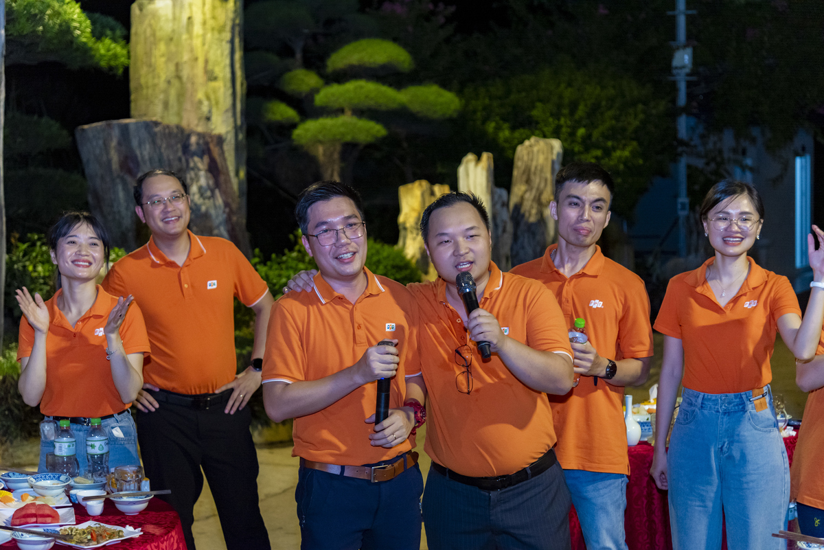 <p class="Normal" style="text-align:justify;"> Sau bữa tối, không khí chương trình trở nên sôi động khi anh Ngọc khởi xướng phần giao lưu karaoke. Mở đầu là ca khúc <em>Cơn mưa tình yêu</em> do hai FPT 13 Under 35 hạng mục Lãnh đạo Hoàng Xuân Quang và Vũ Duy Thành song ca đầy lãng mạn. Khán giả hòa nhịp bằng những tràng vỗ tay và động tác vẫy tay cổ vũ nồng nhiệt. Trong khi đó, anh Ngọc không giấu được sự hào hứng, vừa đam mê khoe loạt ảnh đã ghi lại suốt cả ngày với thí sinh, vừa liên tục tiếp lửa cho phần giao lưu.</p>