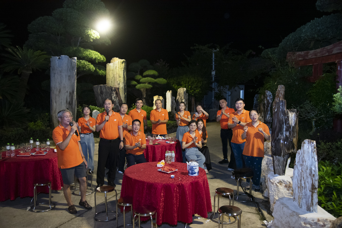 <p class="Normal" style="text-align:justify;"> Không khí càng thêm gắn kết khi ca sĩ Bùi Quang Ngọc và Chu Quang Huy cùng nhau thể hiện ca khúc <em>Đất nước trọn niềm vui</em>. Giai điệu hào hùng của ca khúc nhanh chóng cuốn toàn bộ người tham gia hòa chung tiếng hát. Những bản nhạc quen thuộc như <em>FPT Dòng sông lời thề</em>, <em>Đoàn FPT</em>, <em>Người FPT</em> tiếp tục vang lên, khiến toàn bộ người tham gia ngập tràn niềm tự hào.</p>