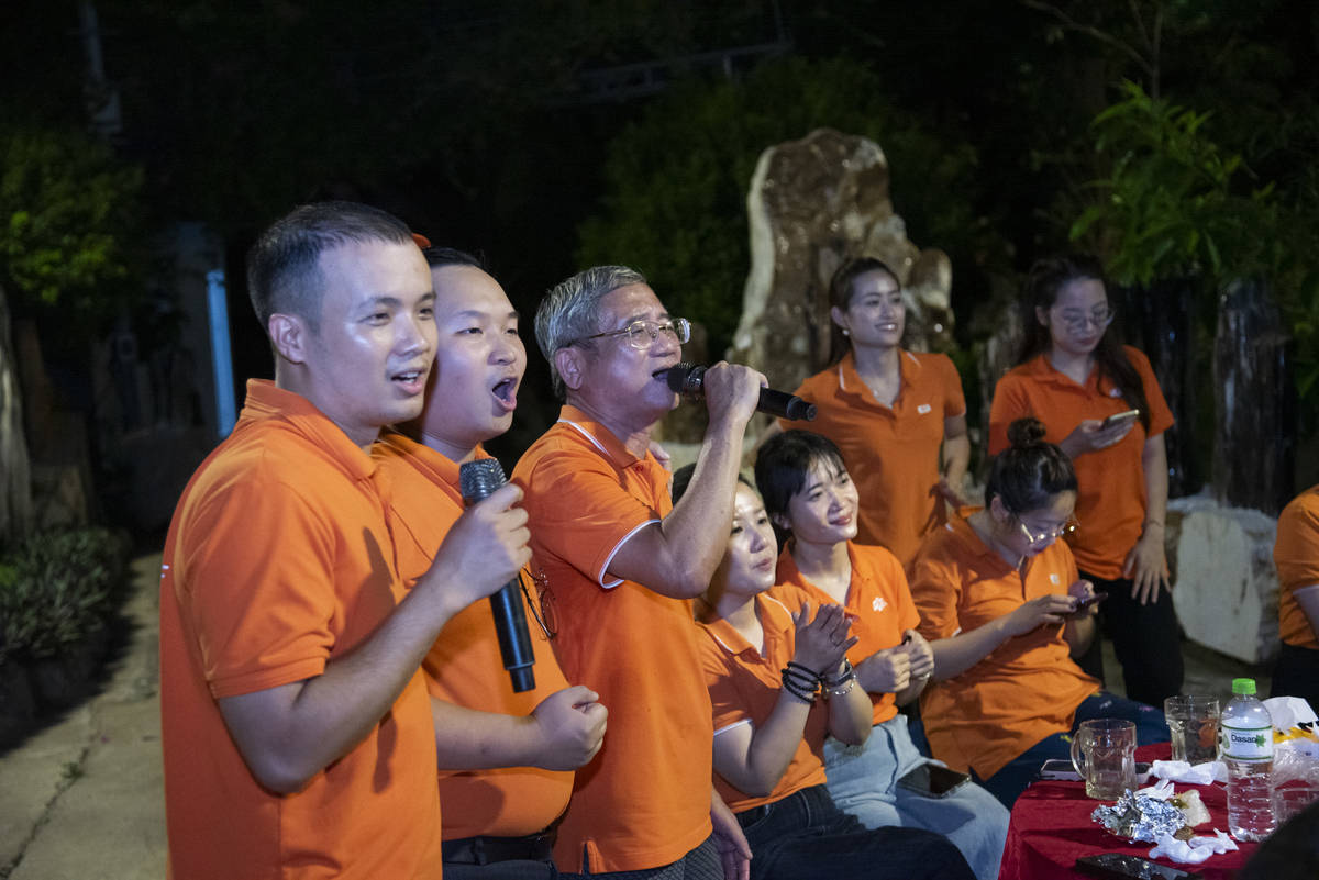 <p class="Normal" style="text-align:justify;"> Chưa dừng lại, anh Ngọc đăng ký thêm ca khúc <em>Hà Nội đêm trở gió</em>. Ở tuổi 70, anh khiến mọi người bất ngờ khi giữ cột hơi vững vàng, giọng hát mượt mà trong bài hát "tủ".</p>