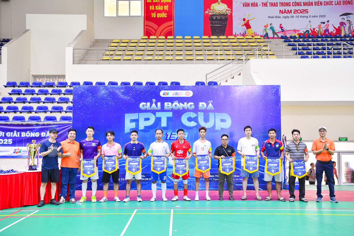 <p> <span lang="en-us" xml:lang="en-us">Giải đấu bắt đầu sau lời tuyên thệ của anh Nguyễn Xuân Cương, đại diện tổ trọng tài, và cầu thủ Lương Ngọc Tuấn, đại diện các cầu thủ. Băng đội trưởng cũng được các lãnh đạo trao tặng cho các đội bóng.</span></p>