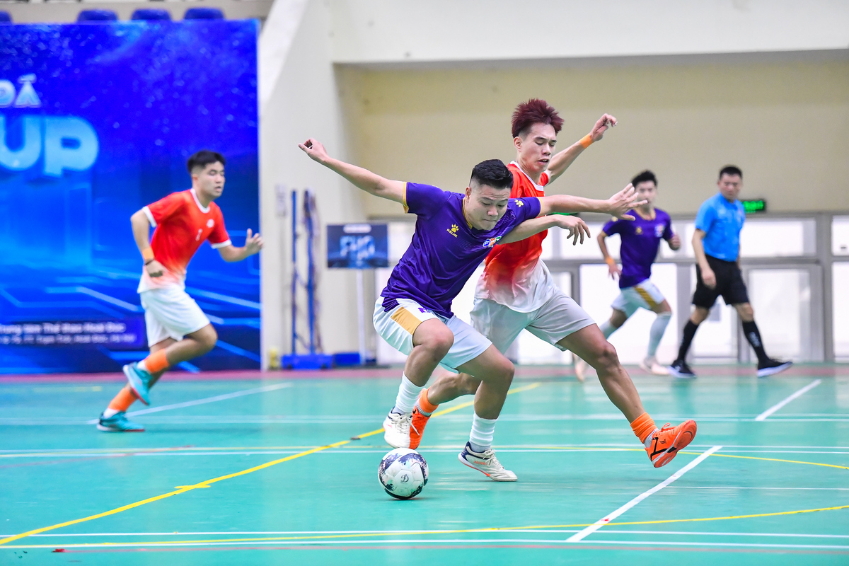 <p class="Normal"> Không chỉ thế, FSOFT suýt chút nữa phải chia điểm với đội bóng có tinh thần vô cùng kiên cường mang tên FHO. Thấu hiểu lối chơi của FSOFT, đội trưởng Tuấn Sơn cùng đồng đội bám sát chiến thuật kèm 1-1 và bịt chặt các đường chuyền nhằm ngăn đối thủ có cơ hội đi bóng. Suốt 40 phút của trận đấu, FSOFT cứ tấn công rồi FHO lại chặn đứng. Họ cho thấy quyết tâm chia điểm với ứng cử viên vô địch trong trận đấu này. Thế nhưng trong những giây cuối cùng, FSOFT quyết định chơi power-play, và đó chính là chìa khóa để giải mã khối phòng ngự kim cương của FHO. Thắng trận 1-0 đầy gian nan, FSOFT giữ vững ngôi đầu bảng B với 6 điểm trong tay.</p>