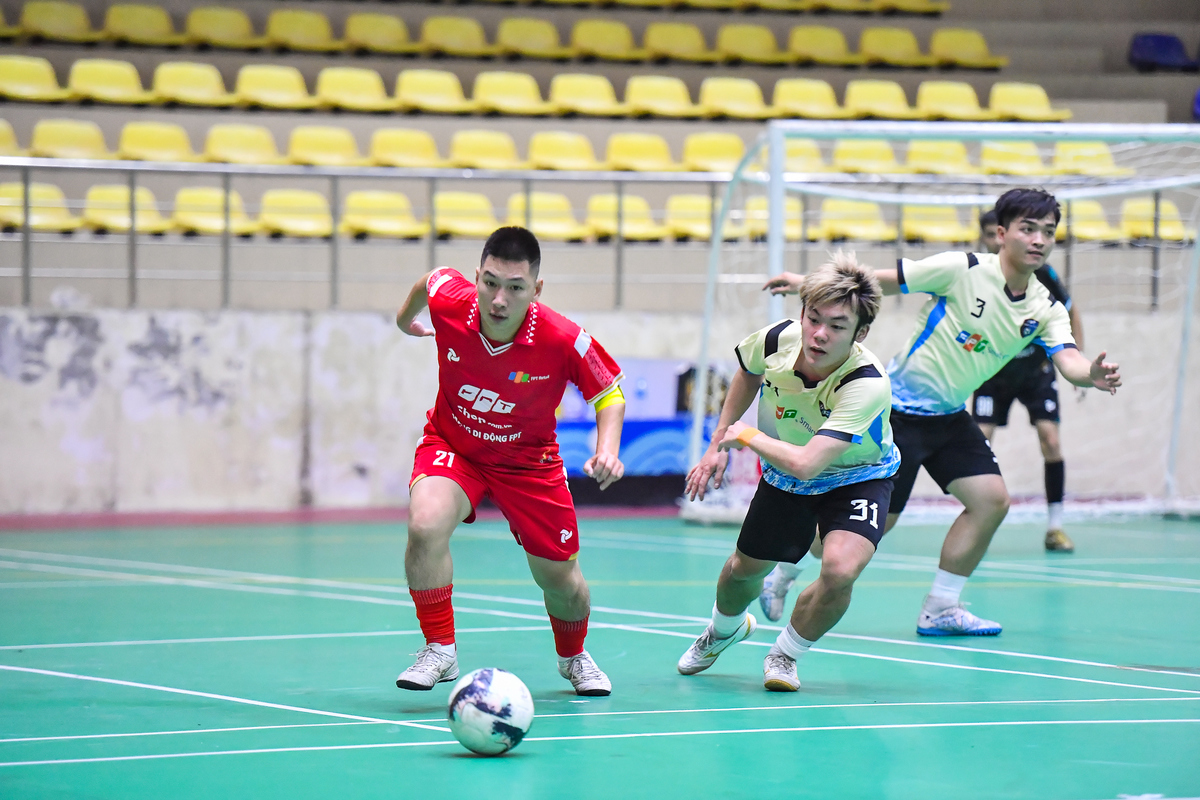 <p class="Normal"> Cuối ngày, đội tuyển FRT đối đầu với đại diện của FPT Smart Cloud, đội FCI. Dẫu thế trận cân bằng và liên tục tranh chấp tại khu vực giữa sân, đội bóng Bán lẻ lại là đội có bàn thắng dẫn trước. Phút thứ 4, Đức Trung và Thành Chung đã có đường bóng 1 chạm đầy tốc độ để đưa bóng vào lưới, mở tỉ số trận đấu. Tốc độ trận đấu được giữ nguyên đến cuối trận, và chỉ có duy nhất cầu thủ Văn Công lập công ghi bàn. Trong 3 phút từ 32 đến 34, anh thành công lập hattrick, từ đó giành chiến thắng 4-0 cho đội nhà.</p>