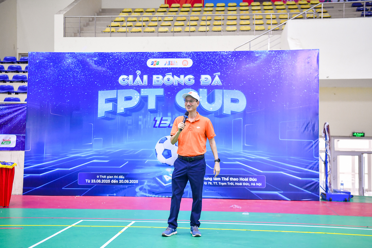 <p> <span>Sau lễ chào cờ, anh Nguyễn Thế Phương gửi lời chào thân mật cùng lời chúc tinh thần thi đấu quyết liệt và đoàn kết đến toàn thể các vận động viên tham gia giải đấu. Anh nhận xét, hình thức Futsal bóng đá 5 người trong nhà hoàn toàn mới của giải FPT Cup 13/9 là biểu hiện nổi bật cho tinh thần đổi mới, sáng tạo của người FPT.</span></p>