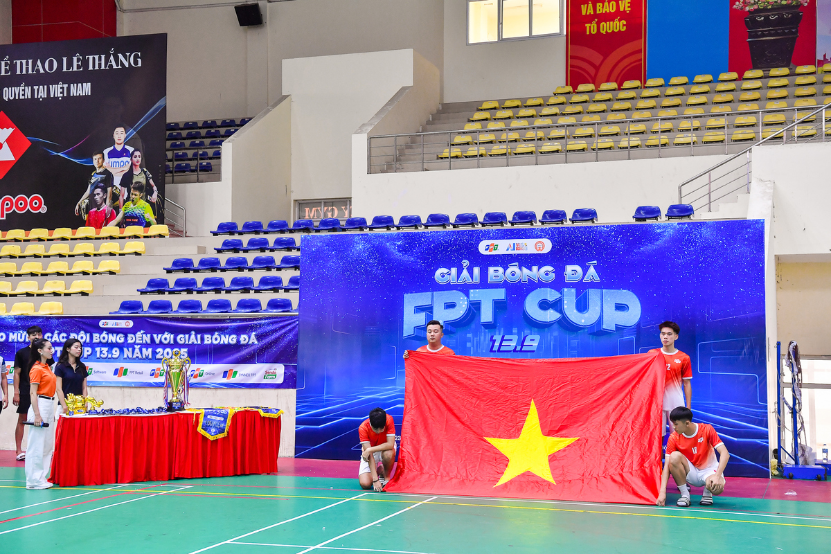 <p class="Normal"> Lễ khai mạc được tổ chức với sự tham gia của anh Nguyễn Thế Phương, Phó Tổng giám đốc FPT; anh Nguyễn Thành Hưng, Trưởng ban Văn hóa và Đoàn thể FPT; anh Hoàng Cao Chung, Giám đốc Nhân sự FPT Retail, cùng các tư lệnh văn hóa và 10 đội bóng là đại diện của các CTTV FPT.</p>