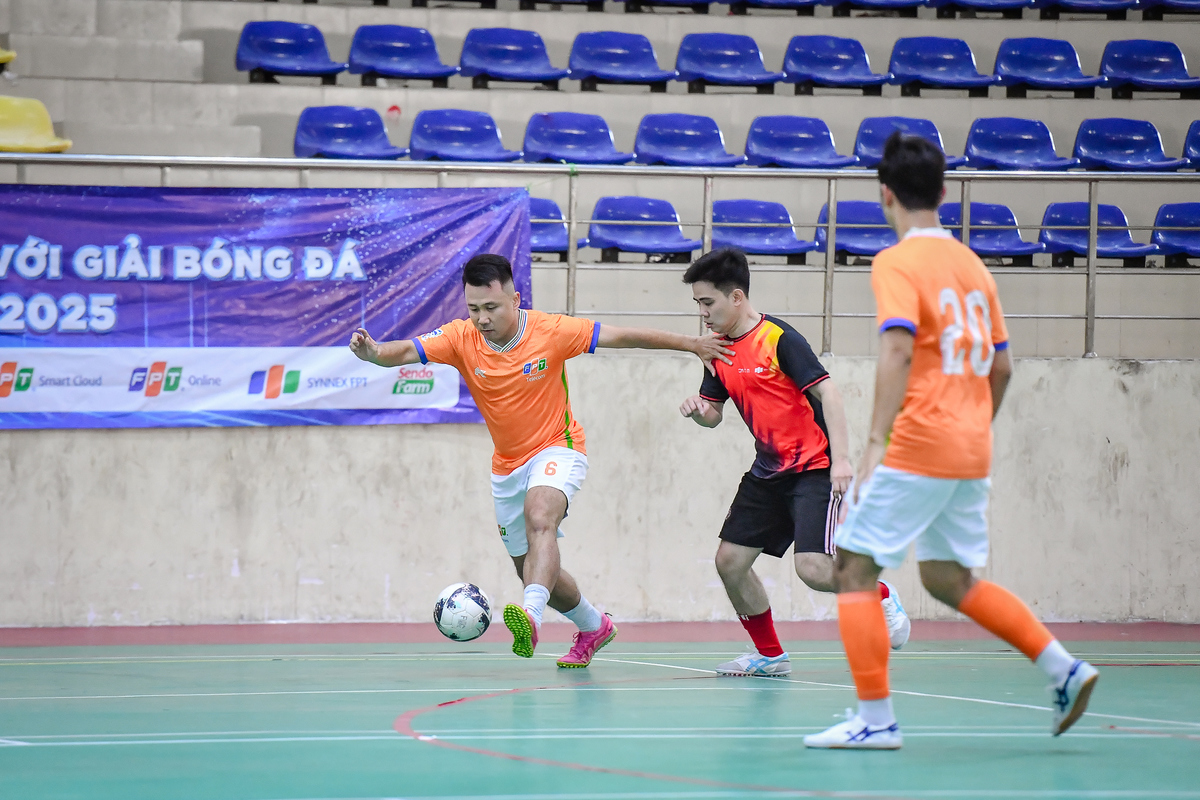 <p class="Normal"> Tại bảng A, đội tuyển FTEL &lpar;thuộc FPT Telecom&rpar; đã có phần trình diễn mở màn giải đấu đầy thăng hoa khi giành chiến thắng áp đảo trước FTG &lpar;thuộc SynnexFPT&rpar; với tỉ số 10-1. Đội bóng FTEL áo cam quy tụ nhiều cầu thủ chuyên môn cao, thi đấu cùng nhau qua nhiều mùa giải cộng thể lực dồi dào, nên những đường bóng và chiến thuật được thi triển nhịp nhàng và mượt mà.</p> <p class="Normal"> Trong 10 bàn thắng được ghi, Phan Viết Thiện &lpar;95&rpar; đóng góp tới 5 trái, giành danh hiệu cầu thủ xuất sắc nhất trận đấu. Không chỉ vậy, đội hình FTEL mùa giải năm nay còn có sự góp mặt của Nguyễn Hiếu Trung &lpar;7&rpar;, nhân tố nổi bật giúp đa dạng hóa những phương án tấn công của đội bóng áo cam, và anh cũng góp 2 bàn trong trận đấu giữa đội nhà và FTG.</p>