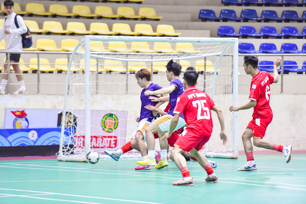 <p class="Normal"> Nếu bảng A là sự thị uy sức mạnh của các đội bóng lớn thì bảng B lại chứng kiến sự kiên cường của các chiến binh trước gã khổng lồ FSOFT. Dù toàn thắng 2 trận trong ngày đầu ra quân, nhưng FSOFT đã gặp phải hai chướng ngại lớn nhất bảng B là FRT và FHO.</p> <p class="Normal"> Trong trận thắng đầu tiên với tỉ số 3-1 trước đại diện nhà Bán lẻ. Các chiến binh Bán lẻ nổi tiếng với tinh thần không chịu khuất phục, và điều đó đã được chứng minh ngay từ những tình huống tranh chấp bóng đầu tiên. Cơ hội sớm đến với FRT trong tình huống 2 đối 1 giữa Văn Toàn và Đức Trung trước thủ thành Ngọc Định, nhưng sự vội vàng, hấp tấp của họ đã khiến đội nhà phải trả giá bởi pha phản công chớp nhoáng của Việt Thắng và Công Đức. Đội bóng Bán lẻ đã cân bằng được tỉ số khi về cuối hiệp 1 bằng sự tỏa sáng của Văn Công, nhưng với sức ép quyết liệt của hàng công, FSOFT giành chiến thắng với tỉ số 3-1.</p>