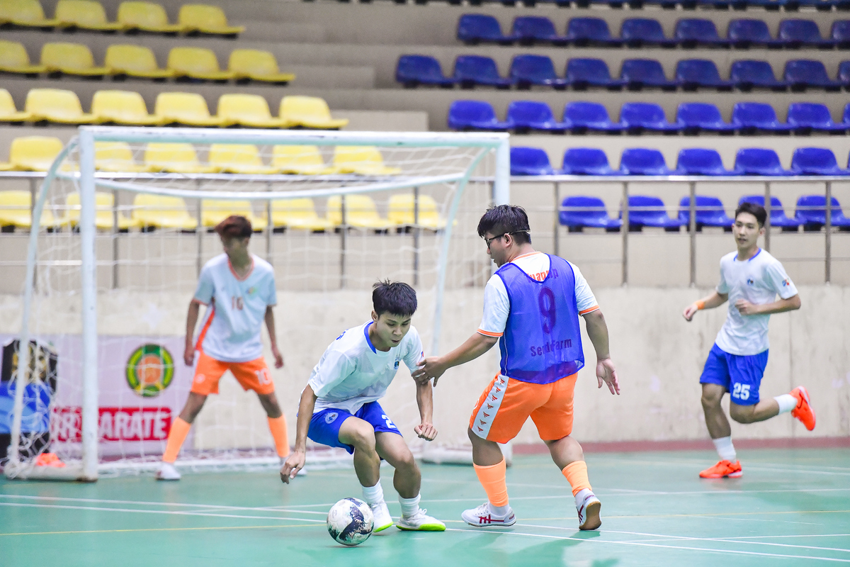 <p class="Normal"> Có lẽ trận thua trước đội bóng dũng mãnh nhà Viễn thông chỉ là một sự sảy chân đầy tiếc nuối, bởi FIS vốn vẫn là đội bóng có chiến thuật thi đấu bài, bình tĩnh và dày dặn kinh nghiệm khi có trận thắng trước 5-0 trước đại diện của SENDO.</p> <p class="Normal"> Gặp đối thủ được đánh giá trên cơ, SENDO bước vào trận đấu với tâm thế cởi mở, chủ động cầm bóng và tranh chấp gần để tìm cơ hội. Tuy nhiên, chỉ vài phút sau, các cầu thủ FIS nhanh chóng thể hiện vị thế đương kim vô địch của mình. Cùng dâng cao và cùng về thủ, đội trưởng FIS Đinh Minh Khang điều khiển nhịp độ trận đấu theo ý muốn của mình, ban bật đường bóng chỉ trong 3 đến 4 chạm và dứt điểm ngay khi có cơ hội. Lối tấn công của họ vô cùng đơn giản nhưng đem lại hiệu quả cao.</p>