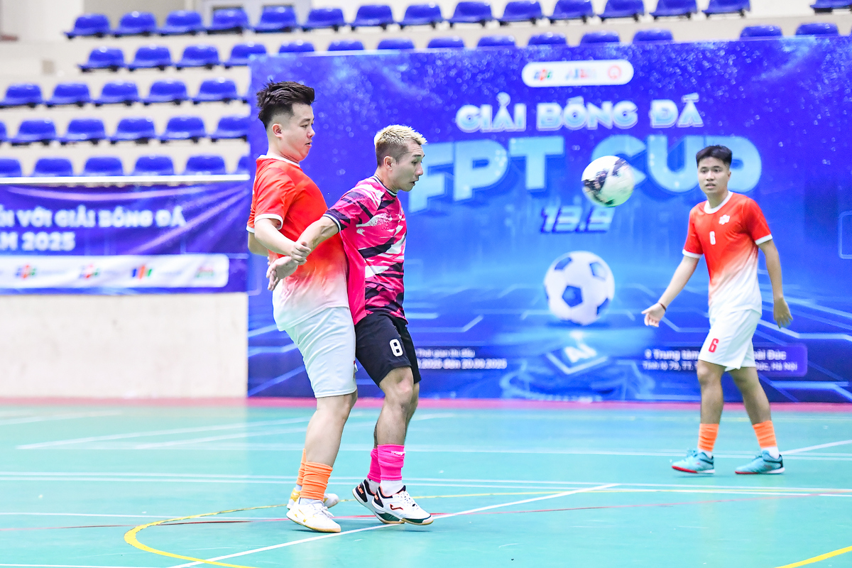 <p class="Normal"> Trước trận đấu với FSOFT, FHO đã có màn thể hiện xuất sắc trong trận đấu ra quân, đè bẹp đội bóng FO &lpar;thuộc nhà Nội dung số&rpar; với tỉ số 6-0. FHO có nhiều ưu thế về đội hình và thể lực, liên tục thay người để đảm bảo tốc độ thi đấu cao nhất, trong khi FO lại không có được điều kiện tương tự để chống đỡ.</p>