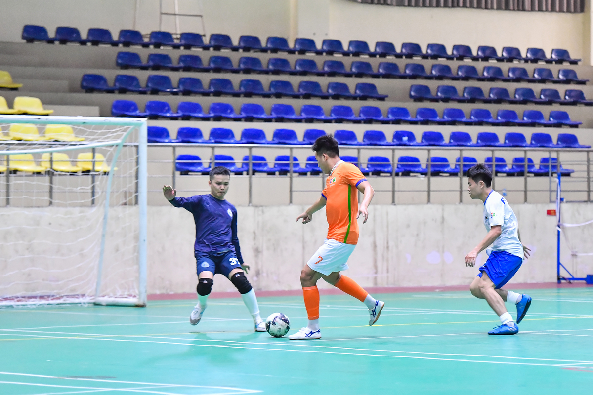 <p class="Normal"> Cùng ngày, FTEL cũng chạm trán nhà đương kim vô địch FIS &lpar;thuộc FPT IS&rpar;. FIS thể hiện sự thiếu chắc chắn trong hàng thủ khi để số 95 Phan Viết Thiện của FTEL chọc thủng lưới liên tiếp 4 bàn trong chưa đầy 10 phút ở hiệp 2. Trước đó, các cầu thủ áo cam cũng thành công khai thác điểm yếu của đối phương với 3 bàn thắng ở hiệp 1. Trong suốt trận đấu, các cầu thủ áo trắng FIS đã nỗ lực tìm kiếm kẽ hở và giải mã hàng phòng ngự của FTEL. Tuy nhiên, nỗ lực đó chỉ đem lại 1 bàn thắng danh dự duy nhất của cầu thủ Ngô Gia Bảo &lpar;11&rpar; ở đầu hiệp 2.</p>