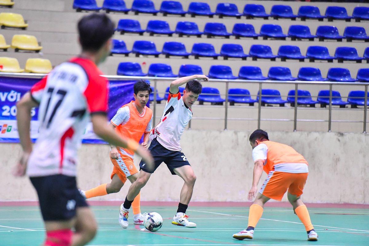 <p class="Normal"> Cuối ngày, SENDO bước vào trận tranh tài với đội bóng FE nhà Giáo dục. Họ đã chứng minh bản lĩnh của mình khi ghi 2 bàn thắng vào lưới đối thủ dù được đánh giá là đội bóng yếu hơn. Dù không có nhiều cơ hội nhưng SENDO biết chắt chiu mỗi khi đưa được bóng vào trong vòng cấm địa. Tình huống sút phạt cố định và pha bóng lộn xộn trước khung thành đã đem lại hai bàn thắng cho SENDO bởi số 10 Đỗ Quang Lâm ở phút 26 và số 79 Nguyễn Văn Mạnh ở phút 38 của trận đấu.</p> <p class="Normal"> Dù cố gắng là thế, nhưng họ vẫn không thể tránh khỏi một trận thua đậm trước đội tuyển FE với tỉ số chung cuộc 7-2. Với lợi thế thể lực cùng nền tảng chuyên môn của đội bóng trẻ khỏe, FE liên tục thử nghiệm các bài tấn công khác nhau. Từ chạy chỗ tạo khoảng trống, đón bóng và tranh chấp bóng sớm, các cầu thủ FE lần lượt thay nhau ghi bàn từ hiệp 1 &lpar;3 bàn của Bùi Tiến Đạt, Nguyễn Hùng Vỹ Huy và Dương Thanh Thắng&rpar; tới hiệp 2 &lpar;4 bàn của Đỗ Hoài Nam - cú đúp, Phạm Hữu Phi và Bùi Tiến Đạt&rpar;.</p>