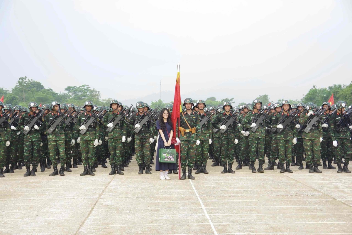 <p class="Normal" dir="ltr" style="text-align:justify;"> Ngay từ thời điểm các khối tập kết ra Bắc, Hà Minh Thủy - Viễn thông FPT đã dành thời gian để xem các khối luyện tập trên Sân bay Hoà Lạc và Làng Văn hoá các dân tộc Việt Nam cho tới khi tổng hợp luyện trên Quảng trường Ba Đình những ngày nay. “Mình đã mong chờ ngày 2/9 rất nhiều và theo dõi kỹ các lịch tổng hợp luyện, không chỉ chờ đến ngày lễ chính mà mình muốn được tận mắt xem cả quá trình tập luyện của các khối” - Thủy nói.</p> <p class="Normal" dir="ltr" style="text-align:justify;"> Không khí những ngày qua tại các buổi hợp luyện được cô miêu tả là "siêu siêu hot" vì tinh thần người dân quá nhiệt. Để có trải nghiệm trọn vẹn tại lễ diễu binh, Thủy chia sẻ cần chuẩn bị sức khỏe, một tinh thần yêu nước nhiệt huyết và theo dõi kỹ các tuyến đường diễu binh để chọn được vị trí tốt nhất. “Mỗi khối sẽ có tuyến đường riêng, các bạn có thể tải app A80 để theo dõi được chuẩn nhất” - Thủy gợi ý.</p> <p class="Normal" dir="ltr" style="text-align:justify;"> “80 năm trước tại Quảng trường Ba Đình, chúng ta tuyên ngôn với thế giới về độc lập chủ quyền dân tộc. 80 năm sau cũng tại đây, chúng ta tiếp tục có những tuyên ngôn về một Việt Nam mới - phát triển hùng cường. Được hòa mình trong không khí ngày lễ lớn của dân tộc, mình càng cảm nhận rõ hơn về sự biết ơn, thêm động lực trong công cuộc đóng góp và xây dựng Tổ quốc” - Thủy bày tỏ.</p>