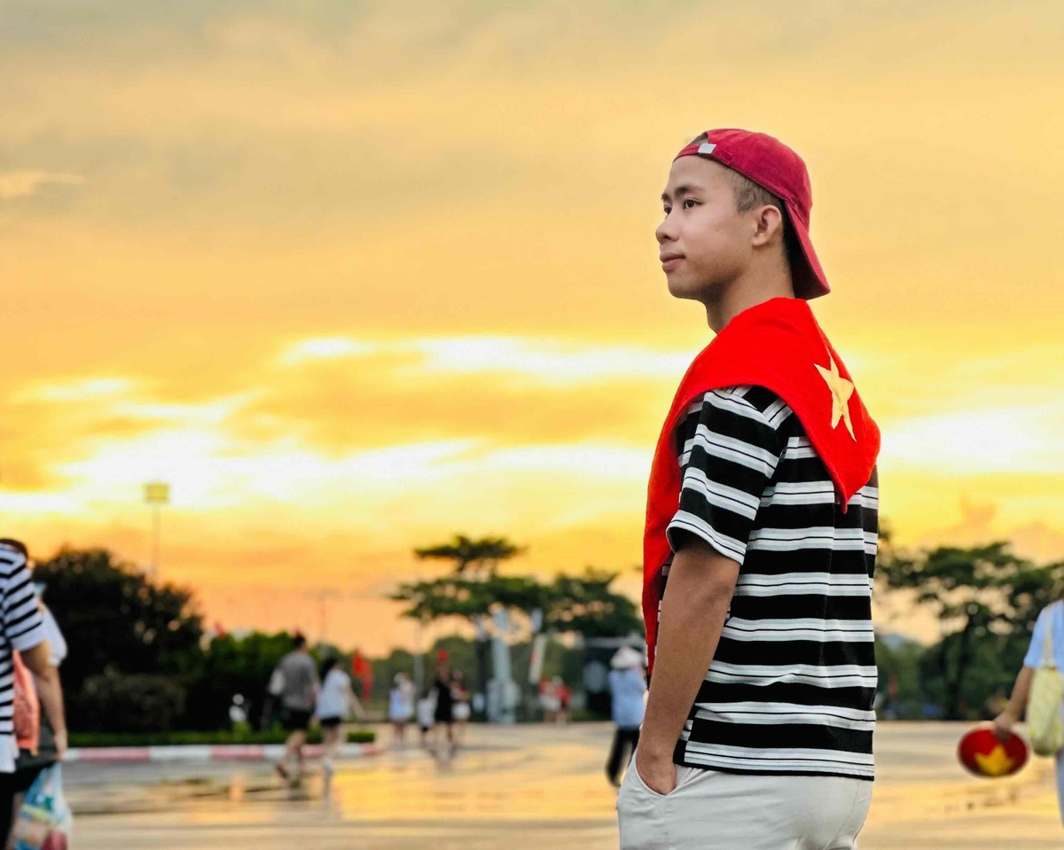 <p class="Normal" dir="ltr" style="text-align:justify;"> Cùng với dòng người hâm mộ đang náo nức hướng về ngày lễ, Đinh Minh Khang - FPT IS đã "đu" thành công cả hai buổi hợp luyện &lpar;ngày 21/8 và 24/8&rpar; và cảm nhận rõ không khí náo nhiệt của những ngày này. Bất chấp việc phải chờ đợi, mọi người đều háo hức mong chờ được tận mắt chứng kiến các chiến sĩ và các đoàn diễu binh đi qua.</p> <p class="Normal" dir="ltr" style="text-align:justify;"> Để có một trải nghiệm trọn vẹn, Khang cho rằng, quan trọng nhất là có sức khỏe tốt, cùng với sự chuẩn bị chu đáo về nước uống, đồ ăn, quạt nan, ô và áo mưa. Anh cũng khuyên mọi người nên đi sớm từ hôm trước để có được vị trí tốt nhất và đừng quên rủ bạn bè đi cùng để có thể cùng nhau hát hò, chụp ảnh.</p> <p class="Normal" dir="ltr" style="text-align:justify;"> Với Minh Khang, ngày 2/9 là một ngày đầy ý nghĩa, nhắc nhở anh rằng "Tôi là người Việt Nam, một đất nước Độc lập - Tự do - Hạnh phúc". Đây là dịp để anh tự hào về dân tộc, tưởng nhớ công ơn của Chủ tịch Hồ Chí Minh và các anh hùng liệt sĩ đã hy sinh vì nền độc lập, tự do ngày nay.</p>