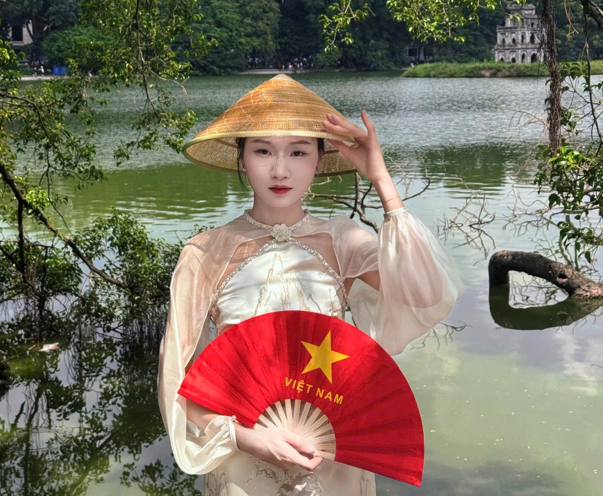 <p class="Normal" dir="ltr" style="text-align:justify;"> Còn Đinh Thị Thảo - FPT HO dự định sẽ đưa bố mẹ ra phố ngắm cờ hoa và cảm nhận vẻ đẹp của hòa bình. Nếu tìm được vị trí đẹp, Thảo sẽ cùng gia đình xem trực tiếp, còn không gia đình sẽ dậy sớm để xem qua truyền hình, tối cùng bạn bè dạo phố để cảm nhận Thủ đô rực rỡ ngày hội lớn.</p> <p class="Normal" dir="ltr" style="text-align:justify;"> “Khối quân nhạc và khối nữ chiến sĩ đặc công mạnh mẽ nhưng duyên dáng, khối công an nhân dân gần gũi và hài hước. Lần đầu mình tận mắt thấy các khối xe cơ giới như xe pháo, xe bánh lốp… thật sự hùng tráng. Được chứng kiến mới thấy lòng tự hào dân tộc dâng trào hơn bao giờ hết” - Thảo nói.</p> <p class="Normal" dir="ltr" style="text-align:justify;"> Cô khuyên mọi người nên đi thật sớm, gửi xe từ xa &lpar;ưu tiên đi xe máy&rpar; và đi bộ vào khu vực diễu binh để tránh ùn tắc, tham khảo cung đường như phố Tràng Tiền, Tràng Thi, Thanh Niên, quanh Lăng Bác hay Quảng trường Ba Bình để có góc nhìn trọn vẹn nhất.</p> <p class="Normal" dir="ltr" style="text-align:justify;"> “Mỗi người Việt Nam sẽ nhớ hơn về lịch sử hào hùng, tri ân những hy sinh to lớn của cha ông và sống có trách nhiệm hơn. Đồng thời đây cũng là dịp tôn vinh những thành tựu đã đạt được và khẳng định sức mạnh, khát vọng vươn lên của dân tộc Việt Nam” - cô bày tỏ.</p>