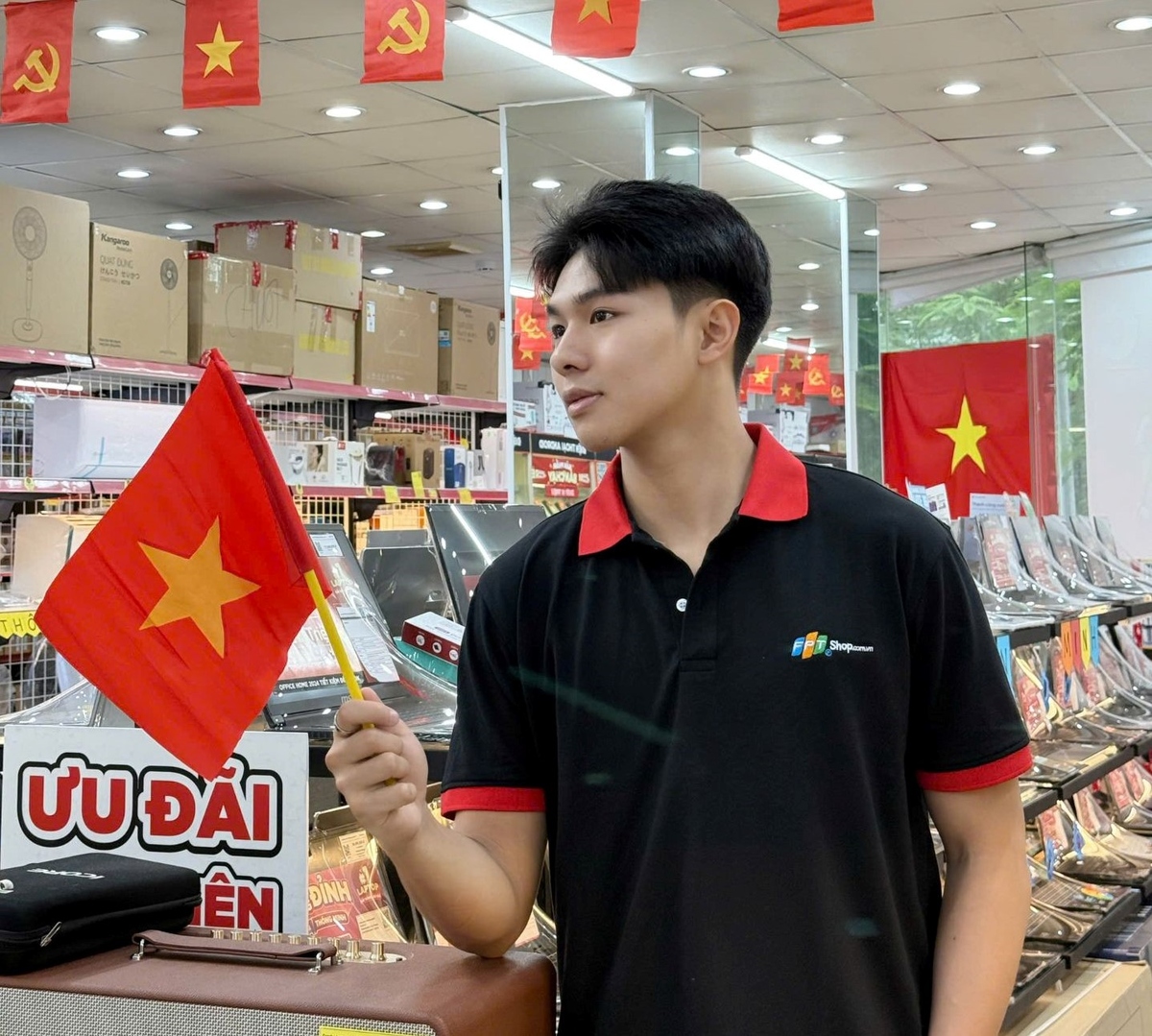 <p class="Normal" dir="ltr" style="text-align:justify;"> Đào Đức Trung - FPT Retail bày tỏ sự háo hức đặc biệt với Quốc khánh năm nay. Anh cho biết sẽ sắp xếp thời gian để trực tiếp tham dự lễ diễu binh, cùng hàng triệu trái tim khác chung nhịp đập tự hào. Nếu không thể đến trực tiếp, anh vẫn sẽ theo dõi qua truyền hình để hòa chung không khí với cả nước.</p> <p class="Normal" dir="ltr" style="text-align:justify;"> Sau khi xem một buổi hợp luyện, Trung nhận thấy không khí rất vui và tự hào: “Đoàn xe công an đến từ TP HCM rất thân thiện với người dân và cả những đoàn xe khí tài. Nhiều cô chú mang theo cờ, trẻ con thì vỗ tay không ngừng. Mình như được sống trong dòng chảy lịch sử”. Với mong muốn có một trải nghiệm trọn vẹn tại "concert quốc gia", Trung chia sẻ kinh nghiệm: nên đến sớm nhất có thể để có vị trí đẹp, mang theo một "tâm hồn yêu nước và điện thoại đầy pin để lưu lại những khoảnh khắc đáng nhớ".</p> <p class="Normal" dir="ltr" style="text-align:justify;"> “Tự do, bình yên hôm nay là thành quả từ bao máu xương. Và mình - thế hệ trẻ cần sống có trách nhiệm, góp sức nhỏ bé để đất nước ngày càng phát triển” - Trung nhắc nhớ bản thân.</p>